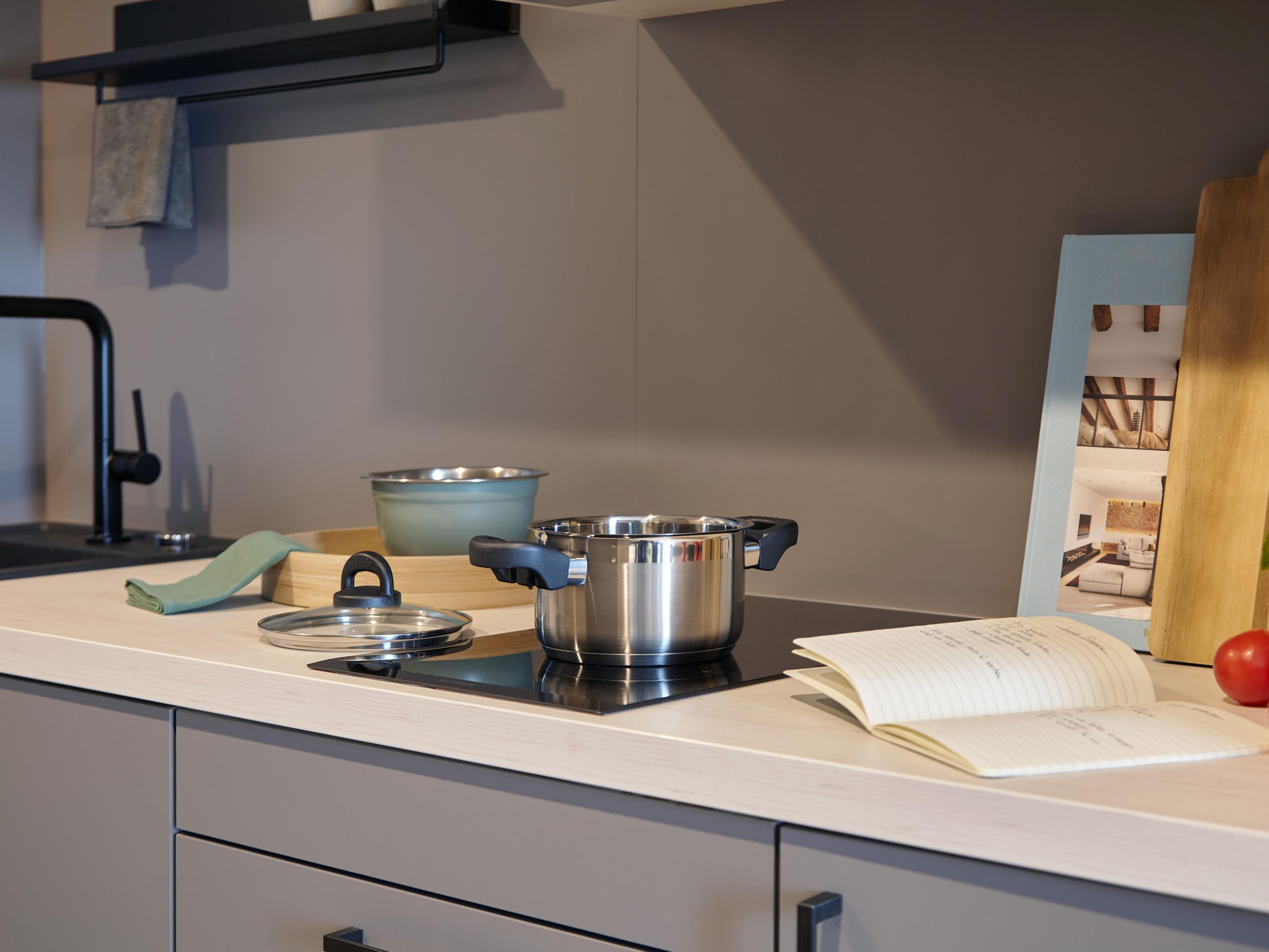 Our rooms offer a practical kitchenette with a basic set of utensils (pot, plates, cutlery). The nearest supermarket is only a 10-minute walk away and offers a wide selection. So if you enjoy cooking your dinner in the evening or prefer your breakfast in the comfort of your own room, this is exactly what you need!