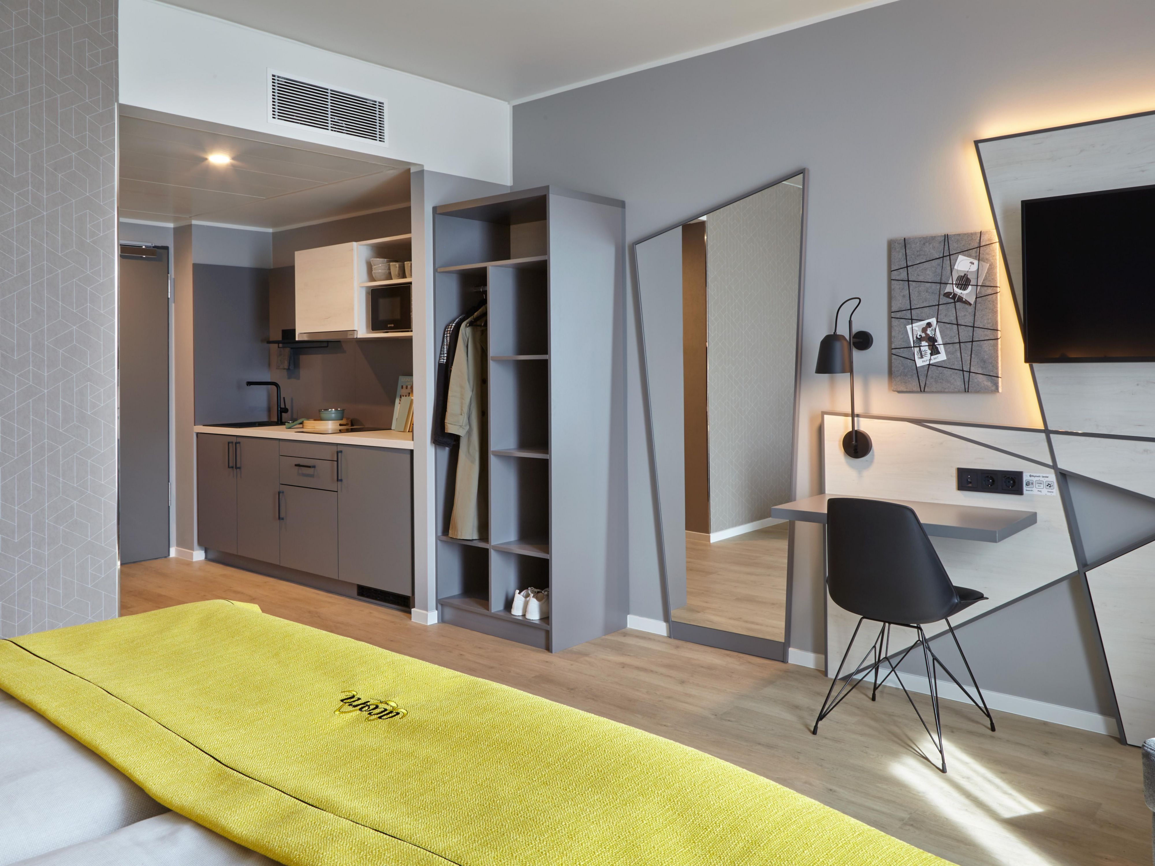 Our rooms offer a practical kitchenette with a basic set of utensils (pot, plates, cutlery). The nearest supermarket is only a 10-minute walk away and offers a wide selection. So if you enjoy cooking your dinner in the evening or prefer your breakfast in the comfort of your own room, this is exactly what you need!
