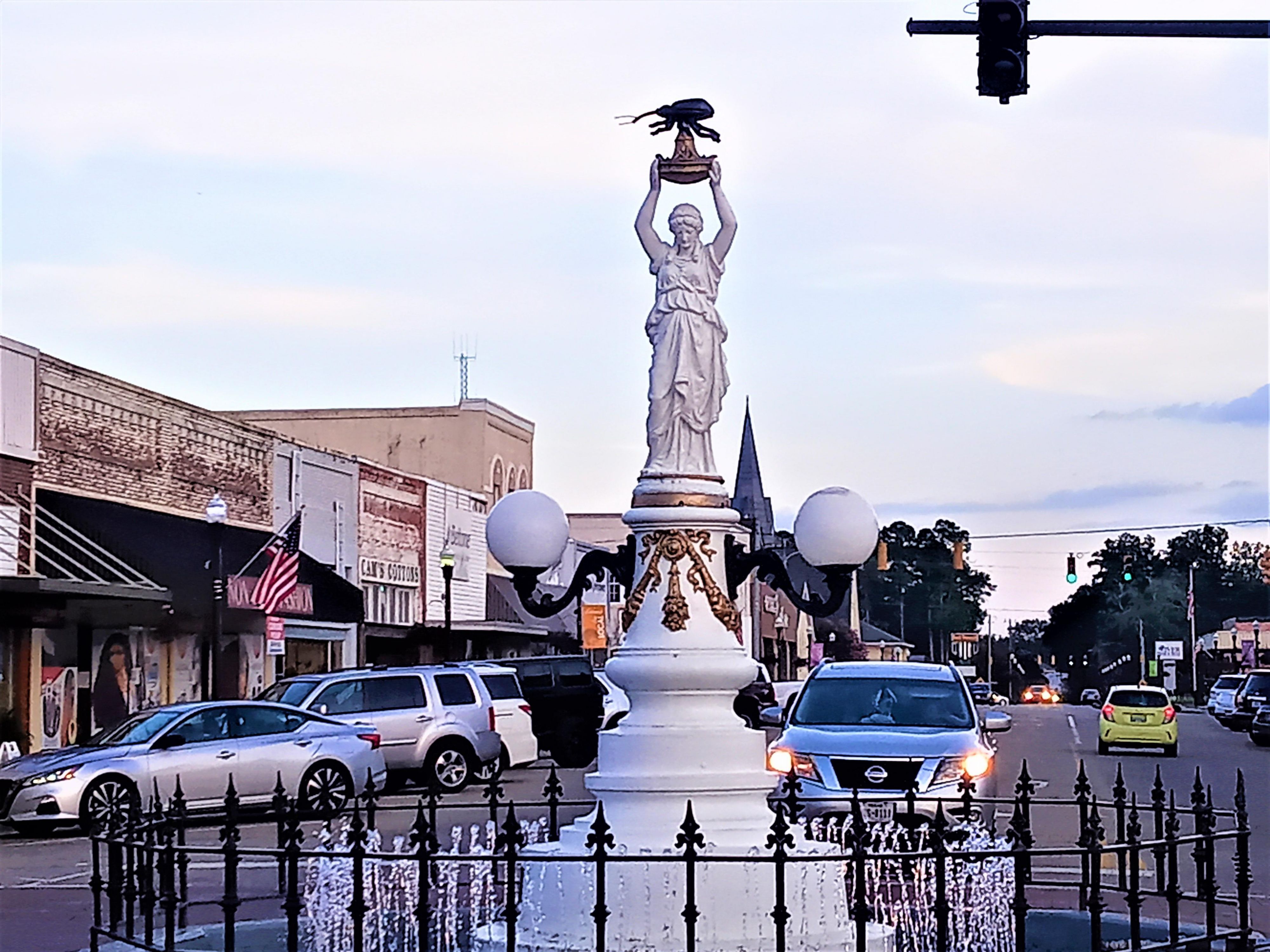 Um das Boll Weevil Monument in Enterprise, Alabama, zu besuchen, fahren Sie einfach in die Innenstadt von Enterprise. Das Monument befindet sich im Stadtzentrum und ist für einen kurzen Zwischenstopp leicht zu erreichen. Es ist kostenlos zu besuchen und bietet einen einzigartigen Blick auf die Geschichte der Region und symbolisiert, wie der Palmrüsseler zu landwirtschaftlichen Innovationen geführt hat. 