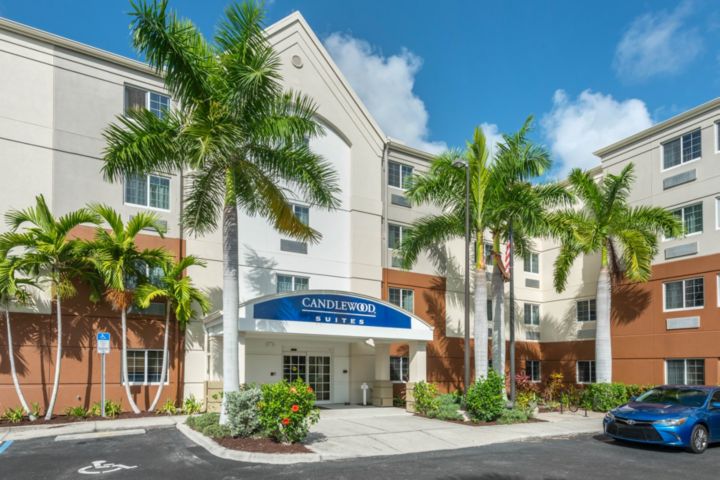 Candlewood Suites Fort Myers-Sanibel Gateway