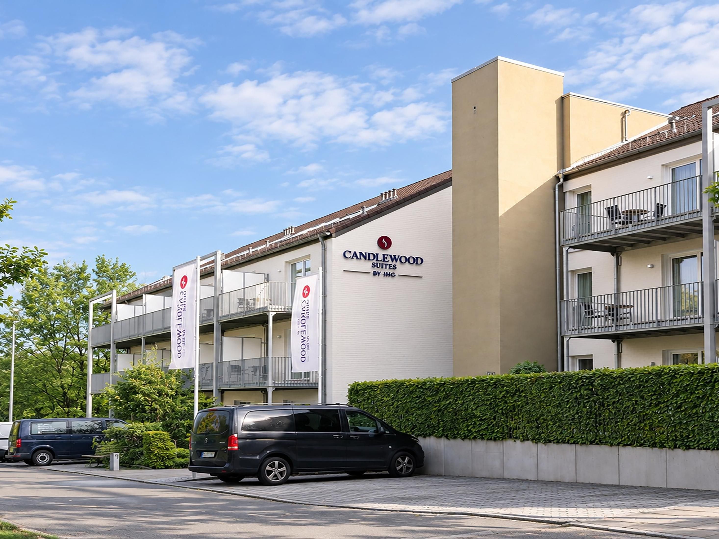 Modern hotel in Fürth with on-site parking.