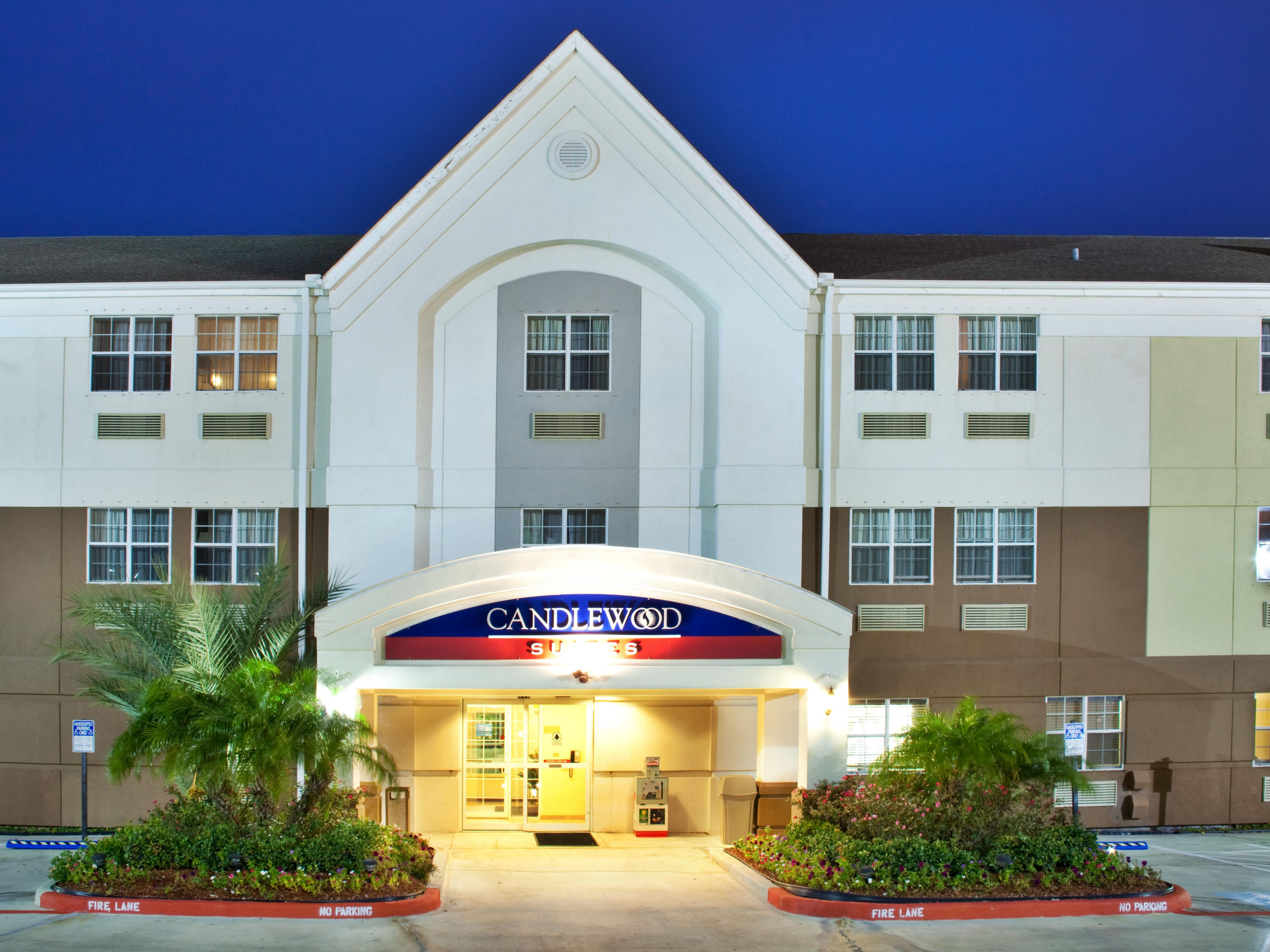 We gladly welcome pets to our Galveston, Texas, hotel. Enjoy stress-free travel with our pet-friendly suites and amenities. There's no need to leave your furry companion behind when traveling for business or vacation. Bring them along for the stay! Please note that pets must weigh less than 80 lbs., and additional charges may apply.