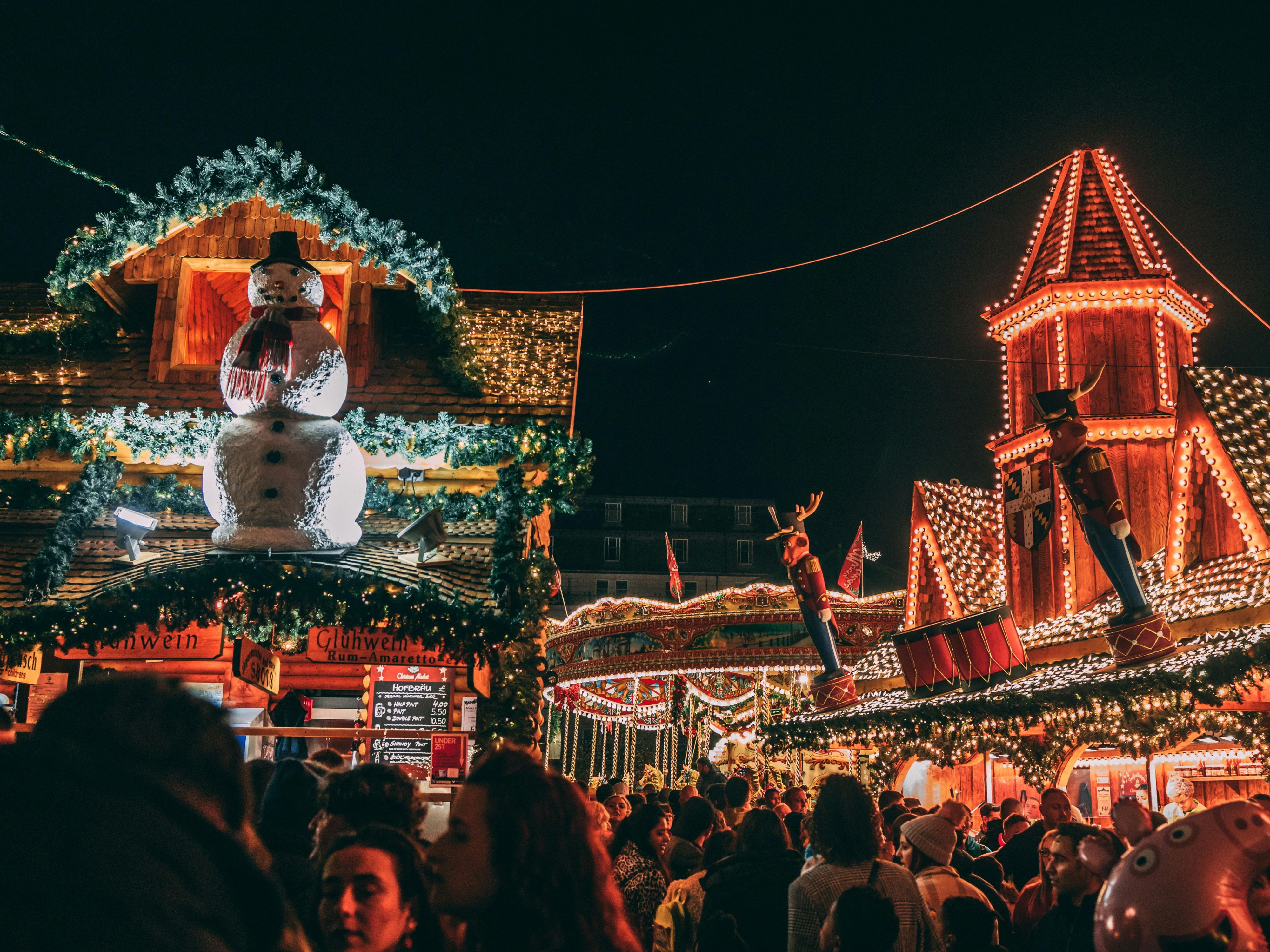 Vom 24.11.2025 bis 22.12.2025 verwandelt sich Heidelberg in ein Wintermärchen. Genießen Sie Adventsspaziergänge zwischen geschmückten Buden und festlichen Düften. Besonders schön: die Eisbahn am Karlsplatz und die kleinen Märkte am Kornmarkt und Bismarckplatz – weihnachtliche Stimmung pur!