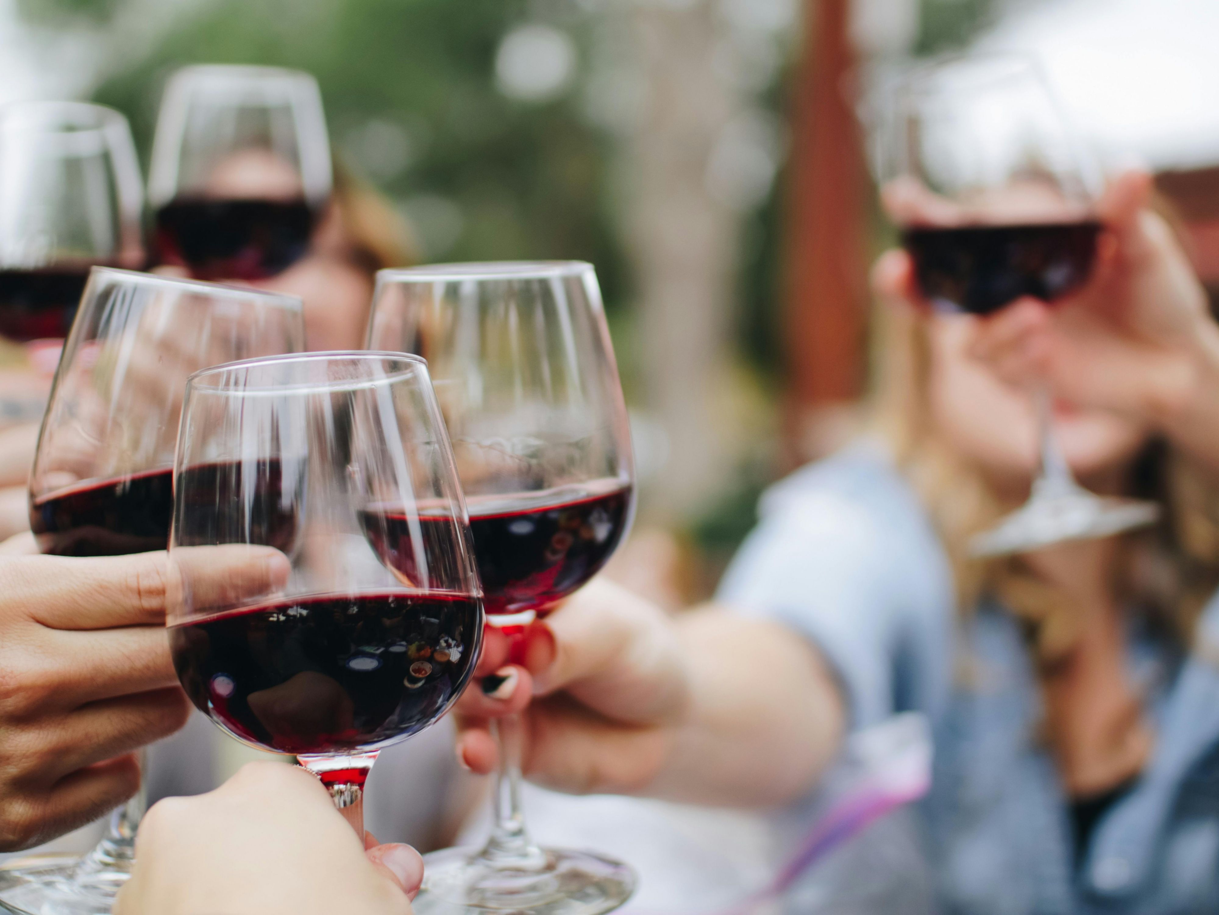 From 30 September to 12 October, the Heidelberger Weindorf welcomes wine lovers and curious travellers to the heart of the Old Town. Open daily from 11 am to 9 pm, this charming pop up wine village invites you to sample local vintages, enjoy hearty bites and soak up the cosy autumn atmosphere.