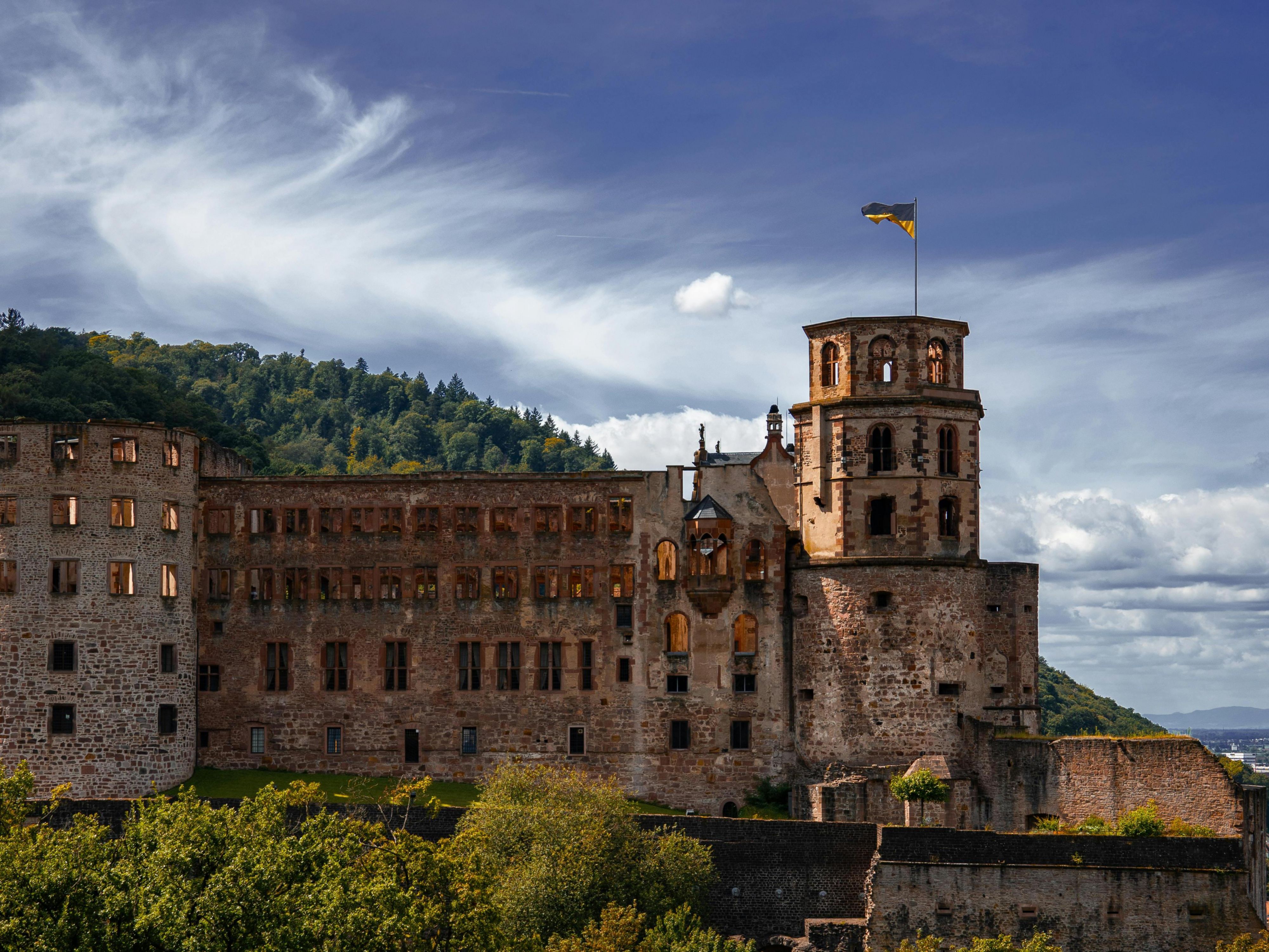 On 6 September, Heidelberg’s legendary Schlossbeleuchtung returns. At 10:15 pm, red Bengal lights set the castle aglow like it’s ablaze once more — just as it was in 1689 and 1693. When the glow fades, fireworks light up the sky. For the best view, head to the Philosophenweg and enjoy this powerful, historic display.
