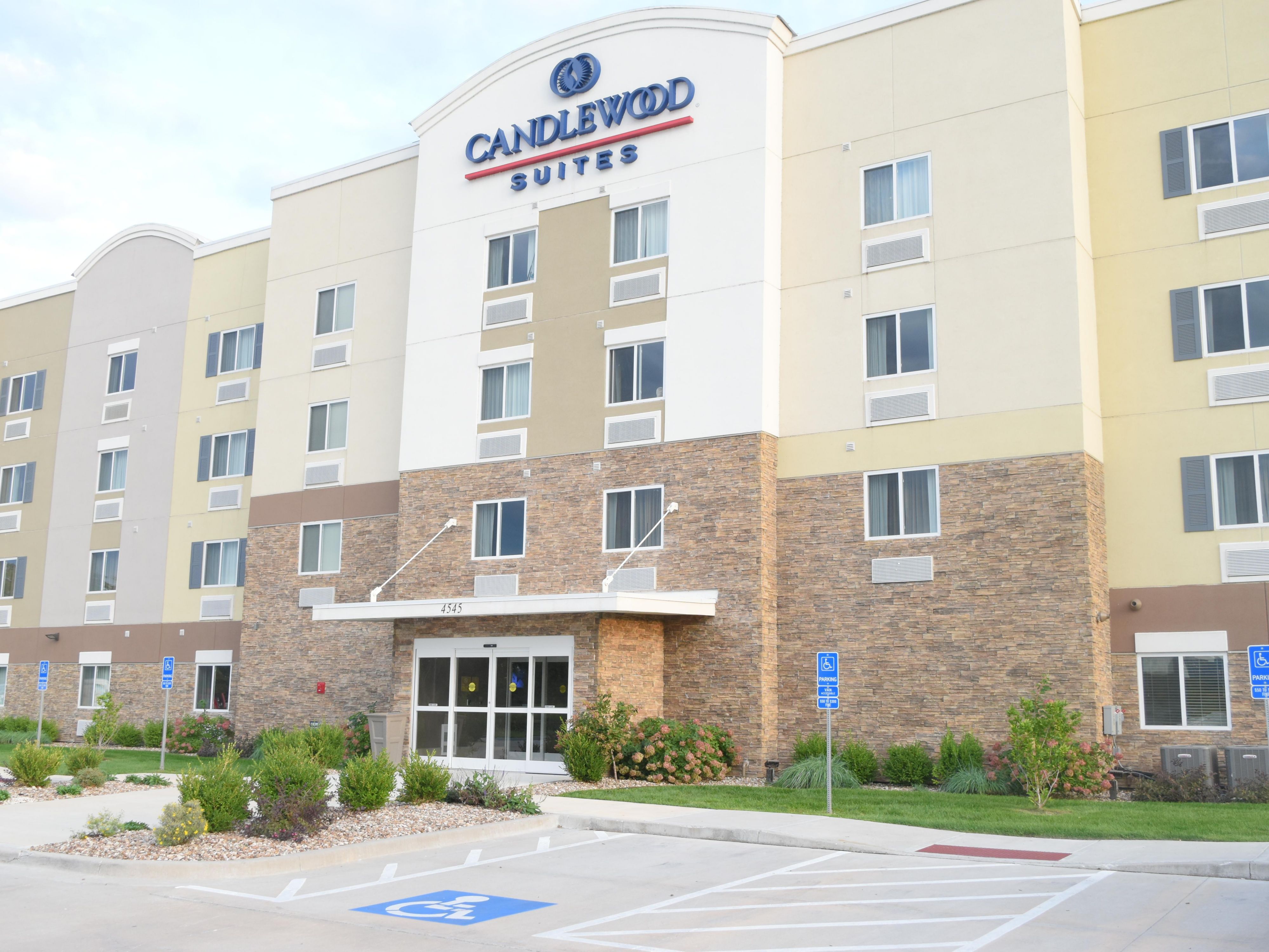 pet friendly hotels kansas city ks