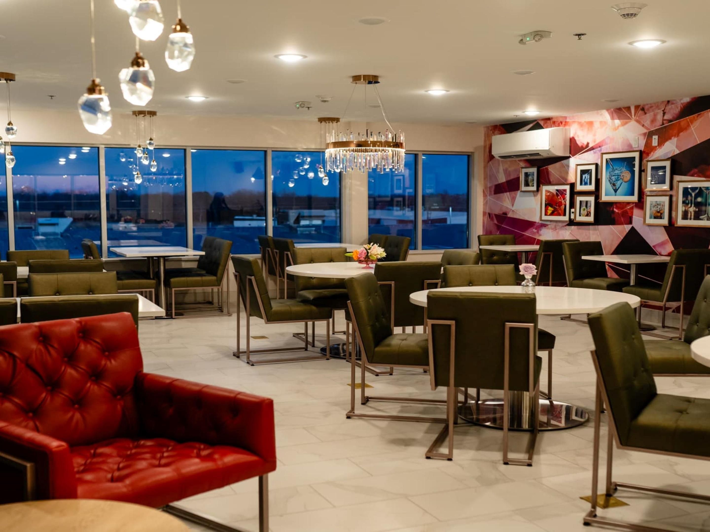 Savor delicious bar fare favorites and signature drinks with scenic views at The GEM, the city’s premier rooftop bar, conveniently located on the 4th floor of our hotel. Enjoy happy hour specials, nightcaps, and live music on weekends.