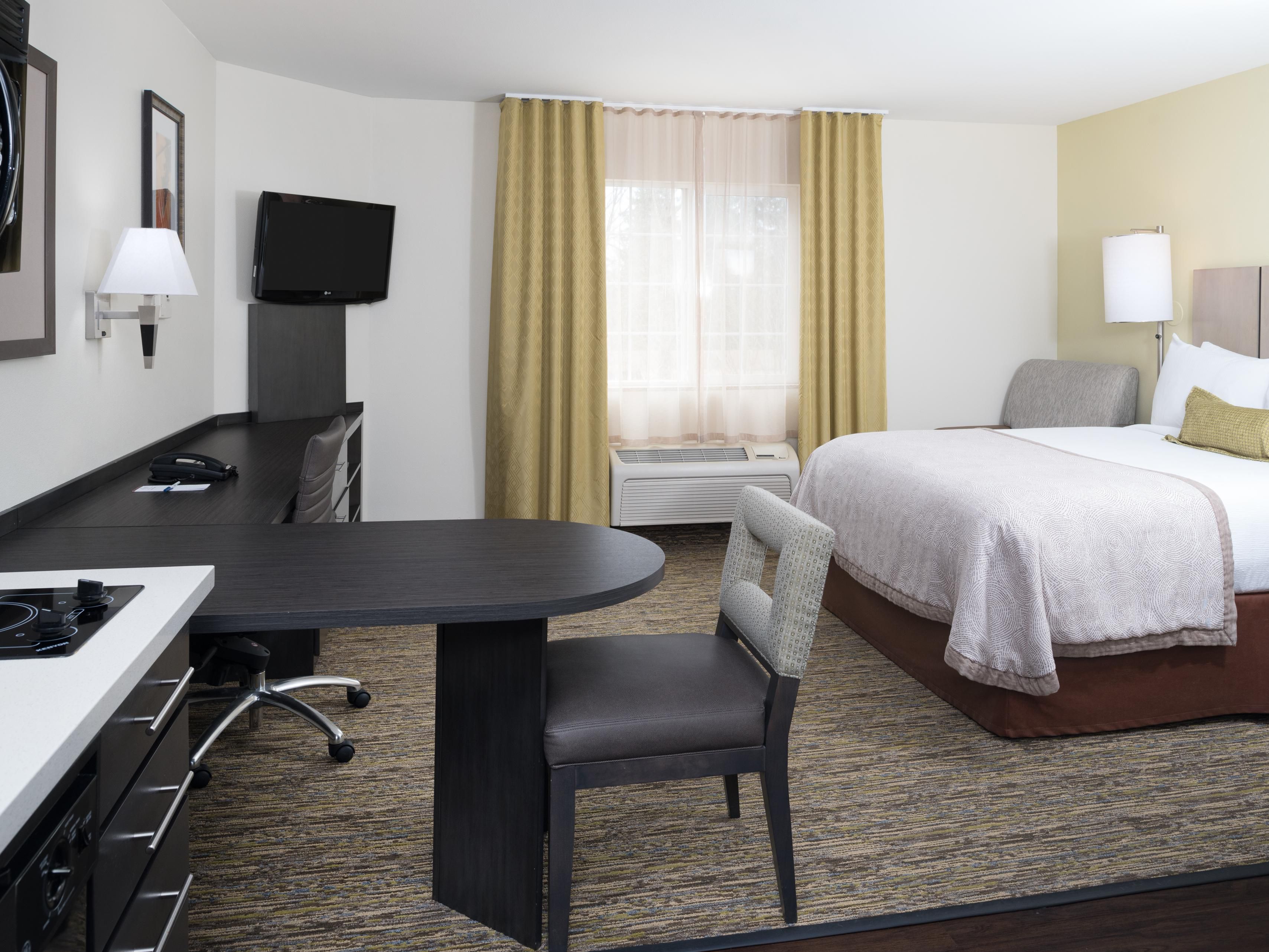 One Queen Bed Studio Suite with Desk, Recliner and Kitchen