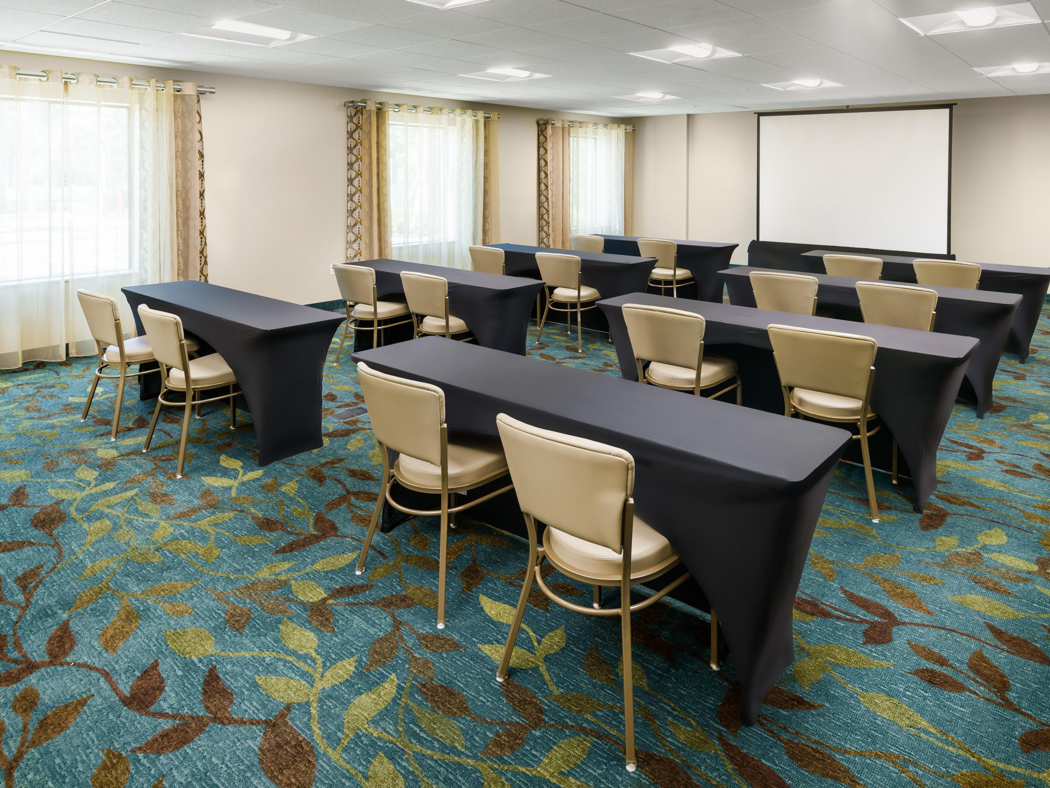 Our hotel near Orlando offers a meeting room perfect for your next event. This 1,120-square-foot room, which can accommodate 70 people, is equipped to help make any event or meeting successful.