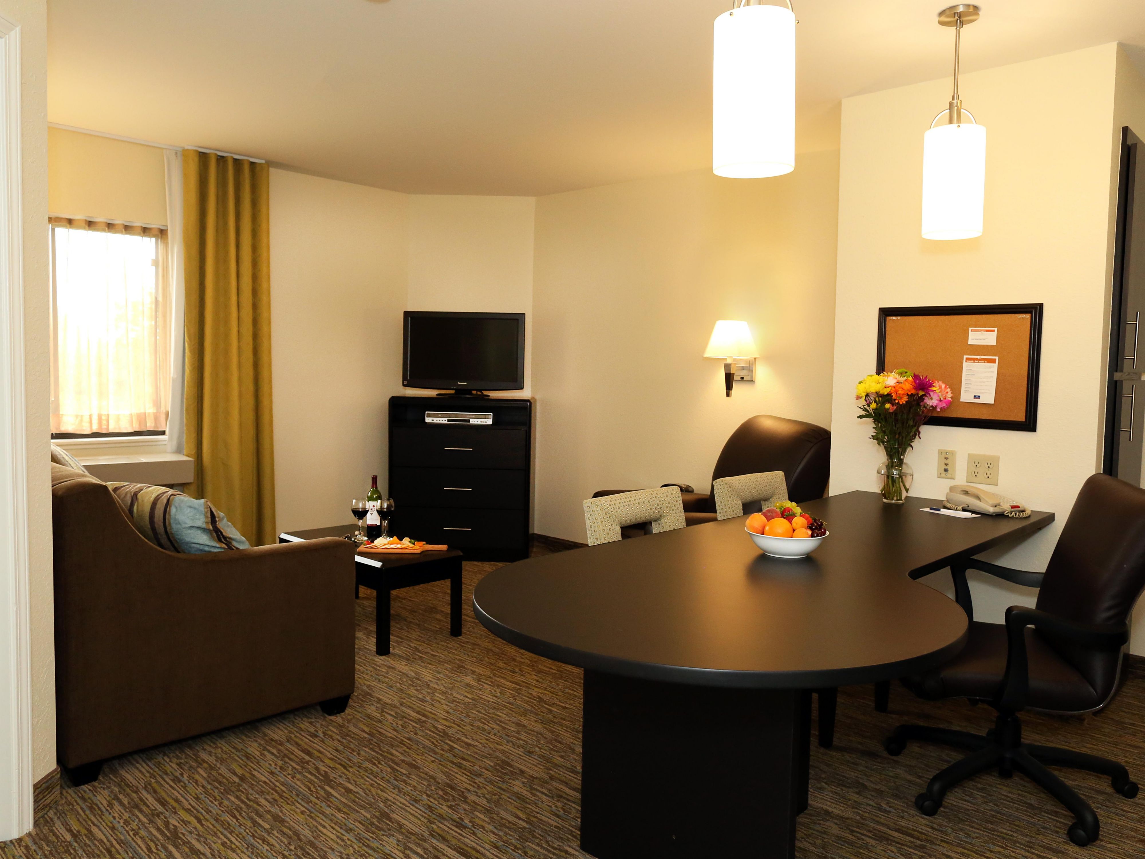 Candlewood Suites East Lansing offers a warm, inviting environment designed with extended-stay travelers in mind. Each spacious suite features a fully equipped kitchen, allowing guests to prepare their own meals and enjoy the comfort of home while on the road. 