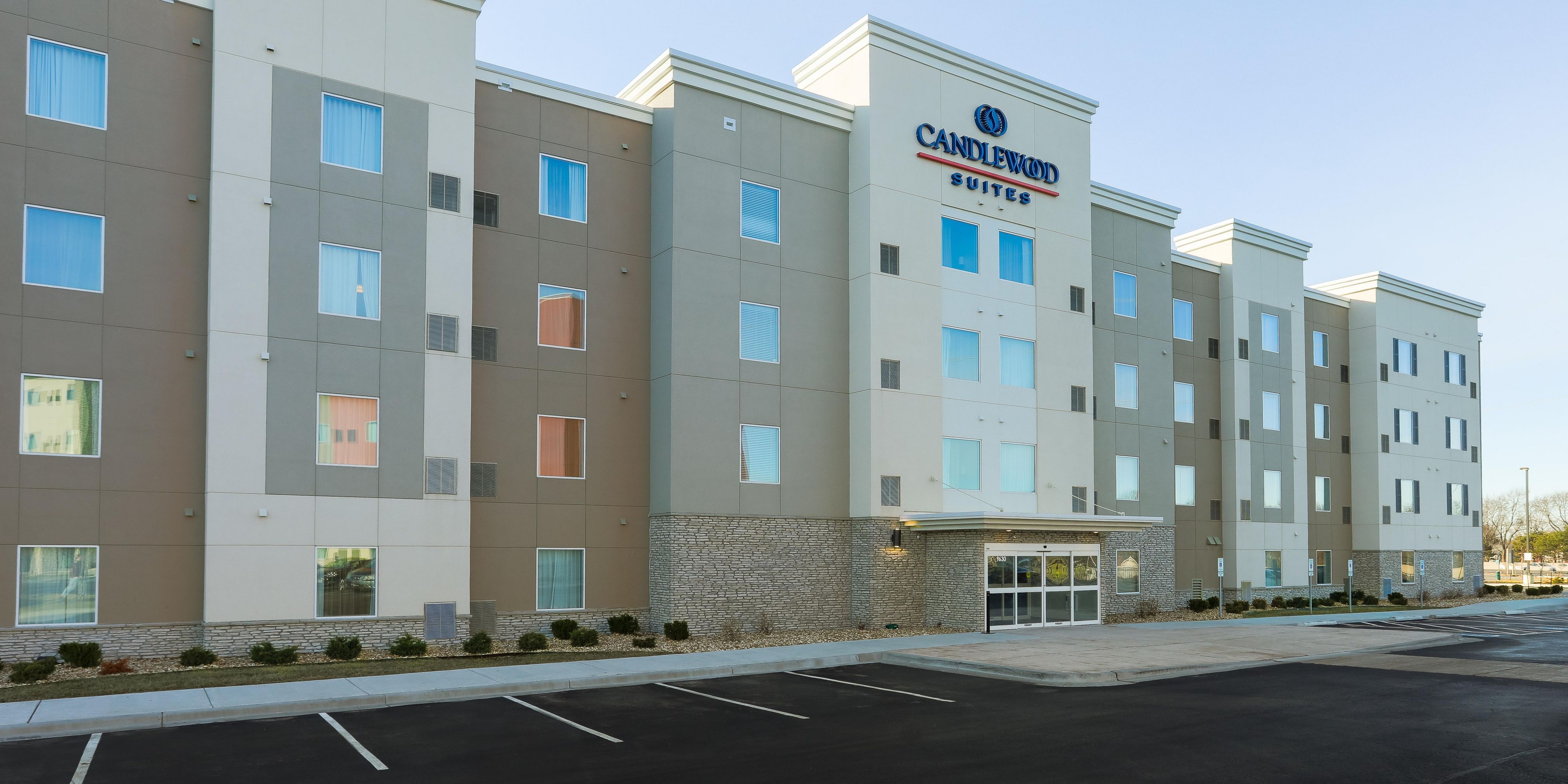 Overland Park Hotels near Olathe, KS