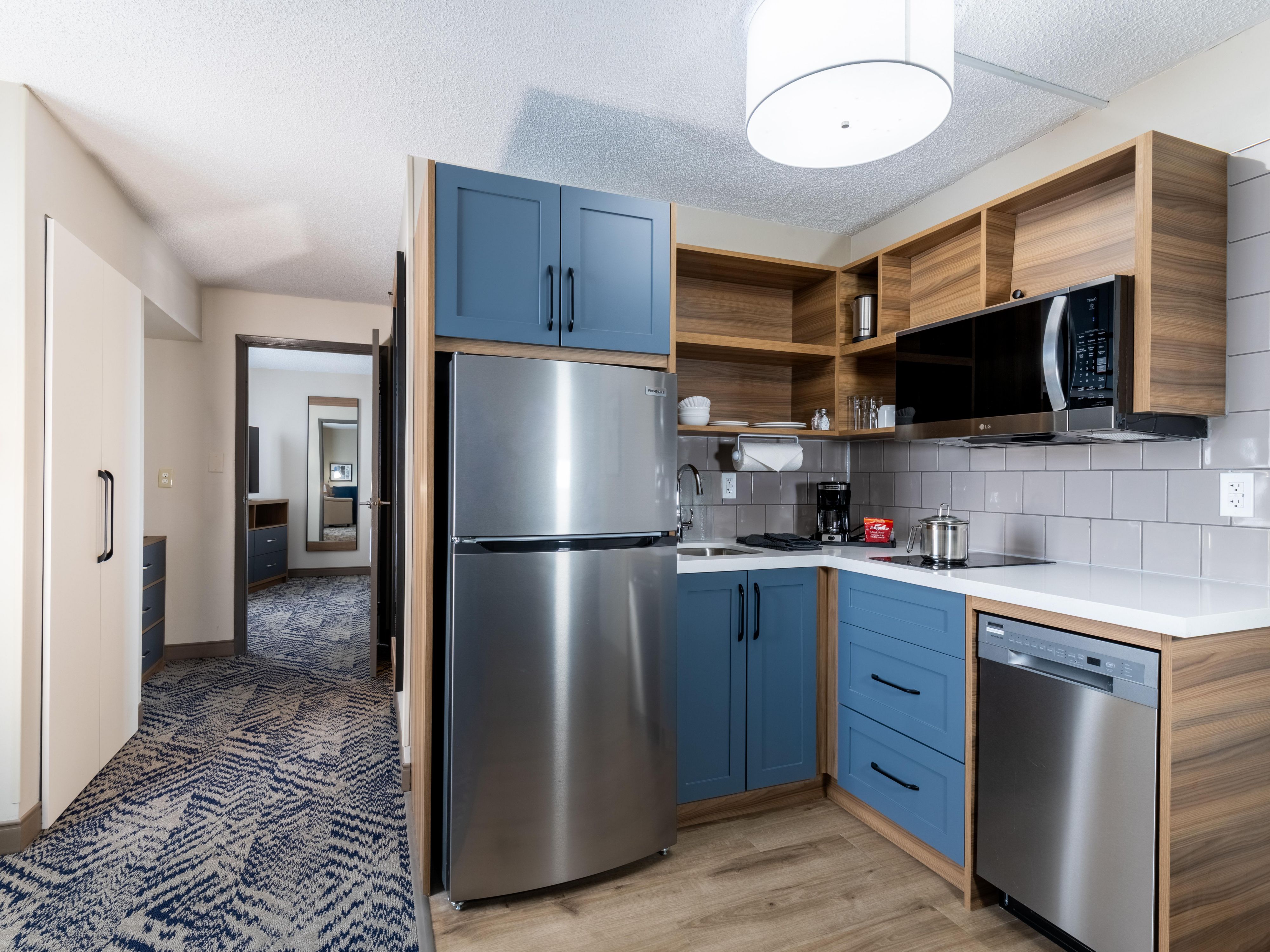 استمتع بالراحة المنزلية في كل جناح يضم مطبخًا مجهزًا بالكامل. من الوجبات الخفيفة السريعة إلى الوجبات الكاملة ، استمتع بالأجهزة الحديثة وأدوات الطهي وحرية تناول الطعام وفقًا لجدولك. نحن مثاليون للإقامات الطويلة أو مجرد تذوق المنزل على الطريق!