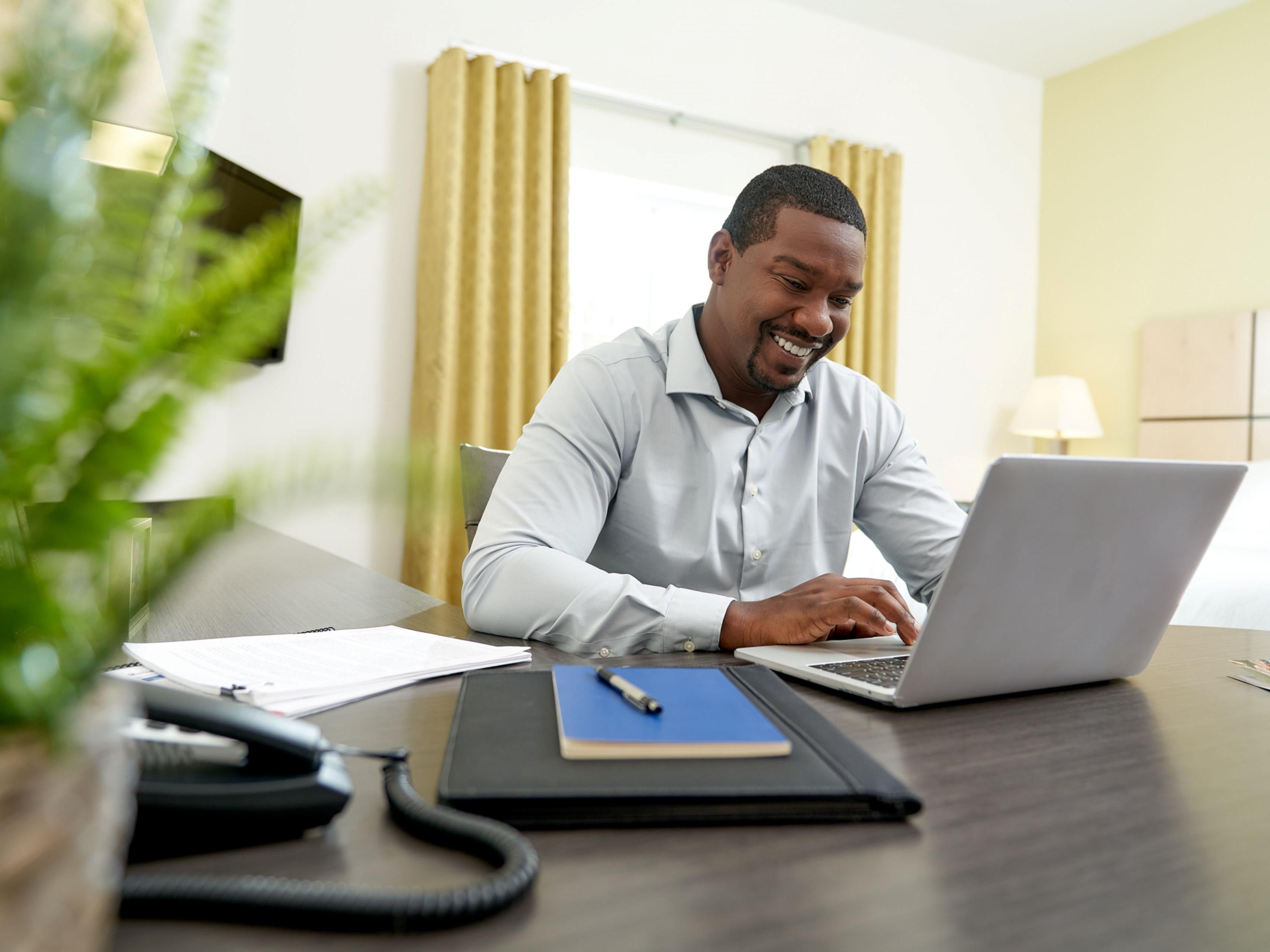 เพลิดเพลินกับ WiFi ความเร็วสูง ฟรี ของเราเพื่อให้คุณใช้เวลาออนไลน์ได้อย่างคุ้มค่าที่สุด ทั้งที่ทำงานหรือพักผ่อน
