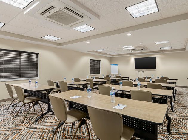 Espace de réunion avec tables et chaises au Candlewood Suites