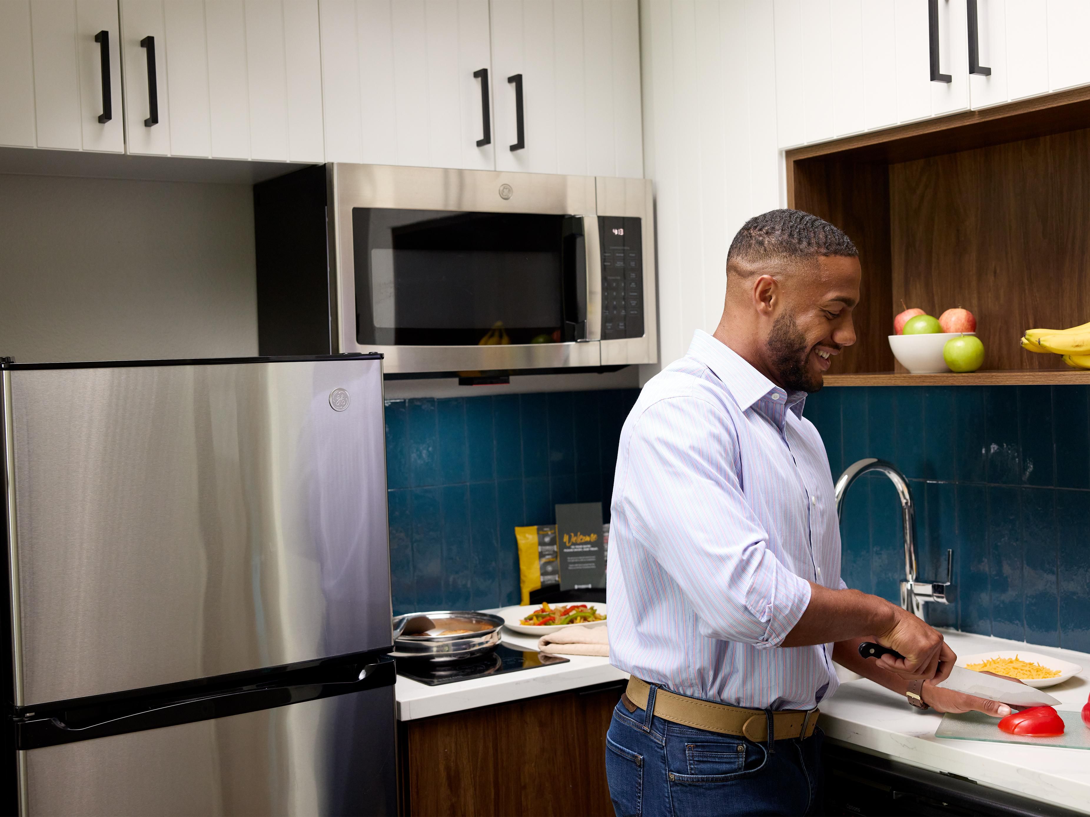 집에 대한 고유의 맛: 냉장고, 쿡탑, 전자레인지, 넉넉한 카운터 공간, 식기 세척기 등 배고픈 홈 셰프가 자리를 잡고 요리를 시작하는 데 필요한 모든 것이 완비된 주방. 