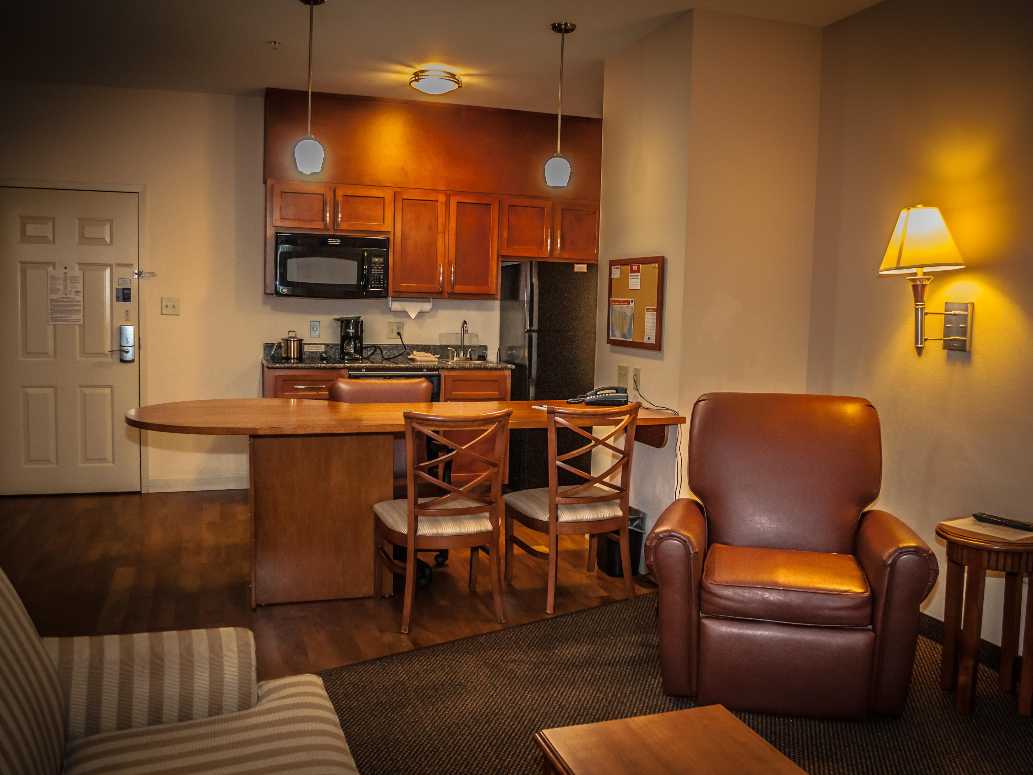 1 Bedroom King Bed 2 RM Suite-Free Wifi-TV in Living Room & BR