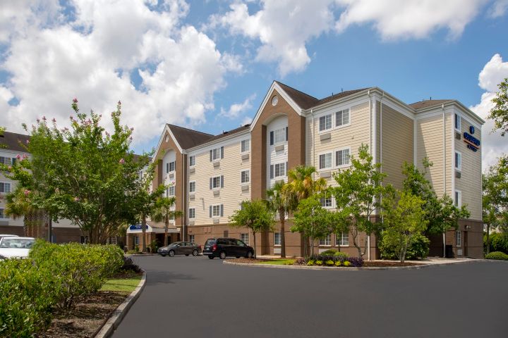 Candlewood Suites Charleston - Northwoods