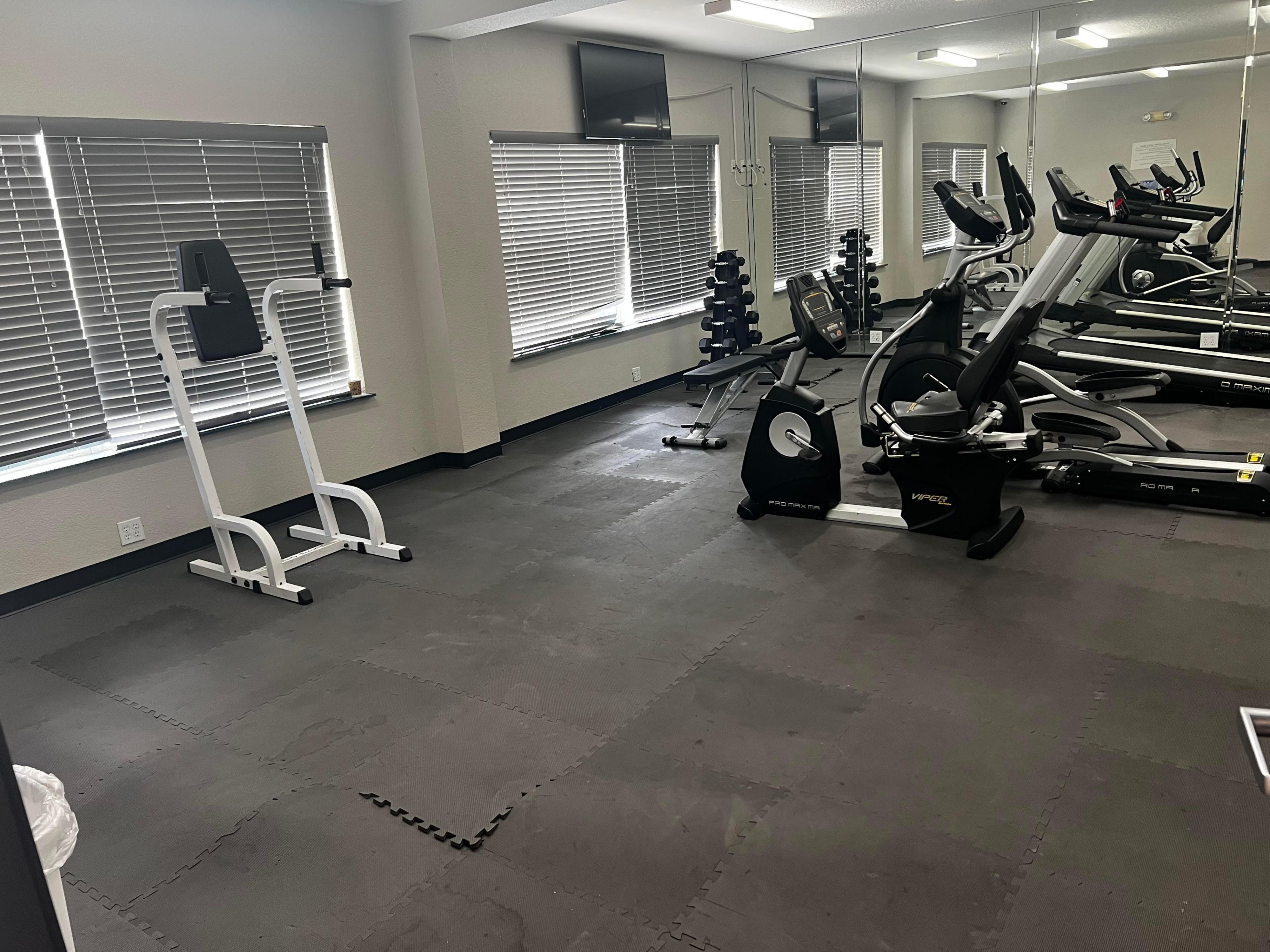 Wir wissen, wie wichtig es ist, auf Reisen eine regelmäßige Routine zu haben. Deshalb steht unseren Gästen unser 24Stunden-Fitnessstudio jederzeit Aufenthalt zur Verfügung. Erfreuen Sie sich an einer breiten Auswahl an neuesten Geräten, mit denen Sie Ihr Training individuell gestalten können. So haben Sie auch bei Ihrer nächsten Trainingseinheit alles, was Sie benötigen.
