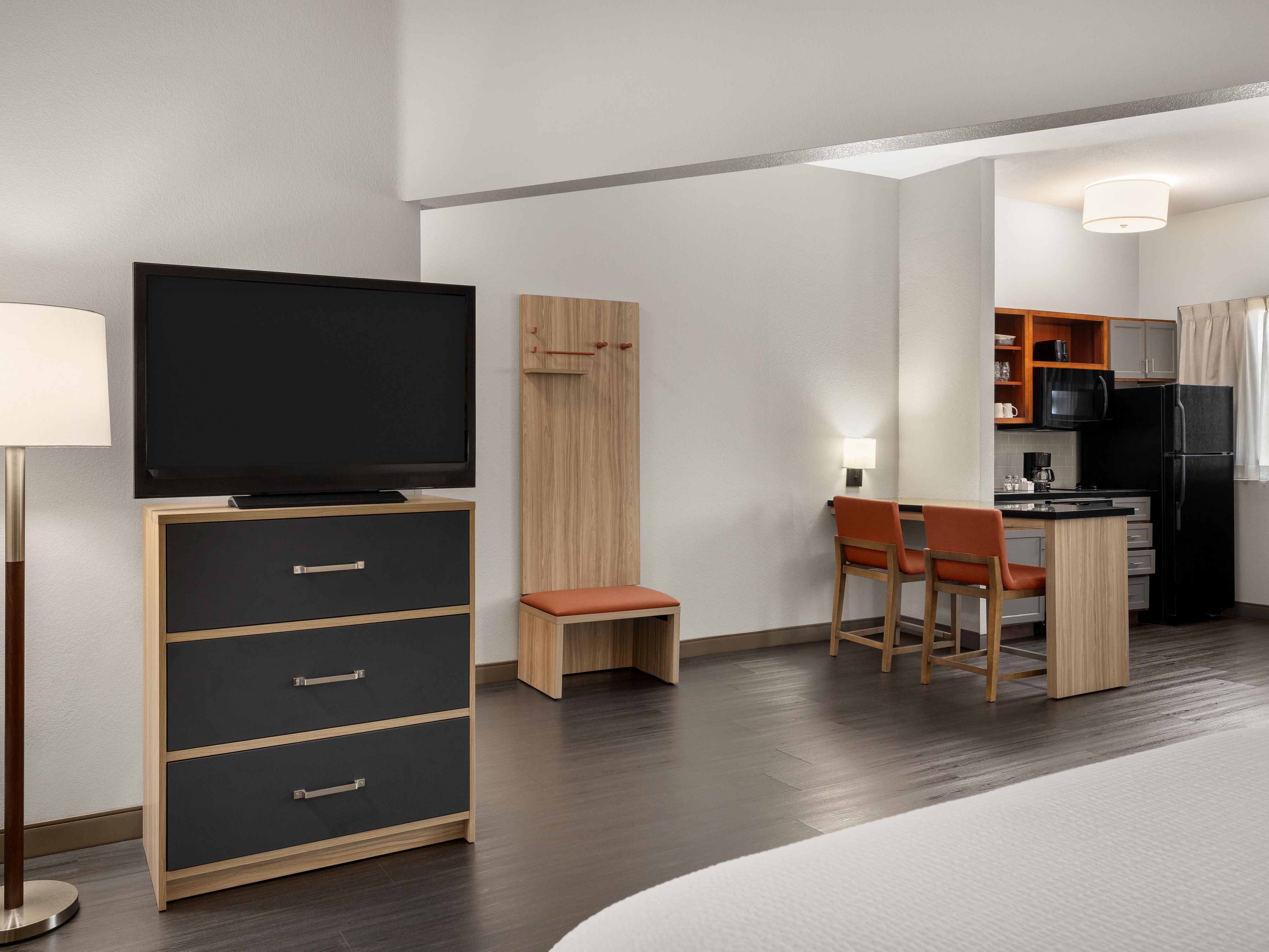 تعامل مع احتياجات الطهي وتخزين الطعام بأناقة مع المطابخ الصغيرة المثبتة بخبرة والتي تأتي مع كل غرفة من غرف الضيوف في فندق كاندلوود سويتس سان دييغو. يمكنك إعداد وجبتك اللذيذة أو تخزين بقايا الطعام بشكل صحيح من تجارب تناول الطعام في سان دييغو ، بدءًا من الثلاجات ذات الحجم الكامل والمحمصات إلى المواقد وأفران الميكروويف.