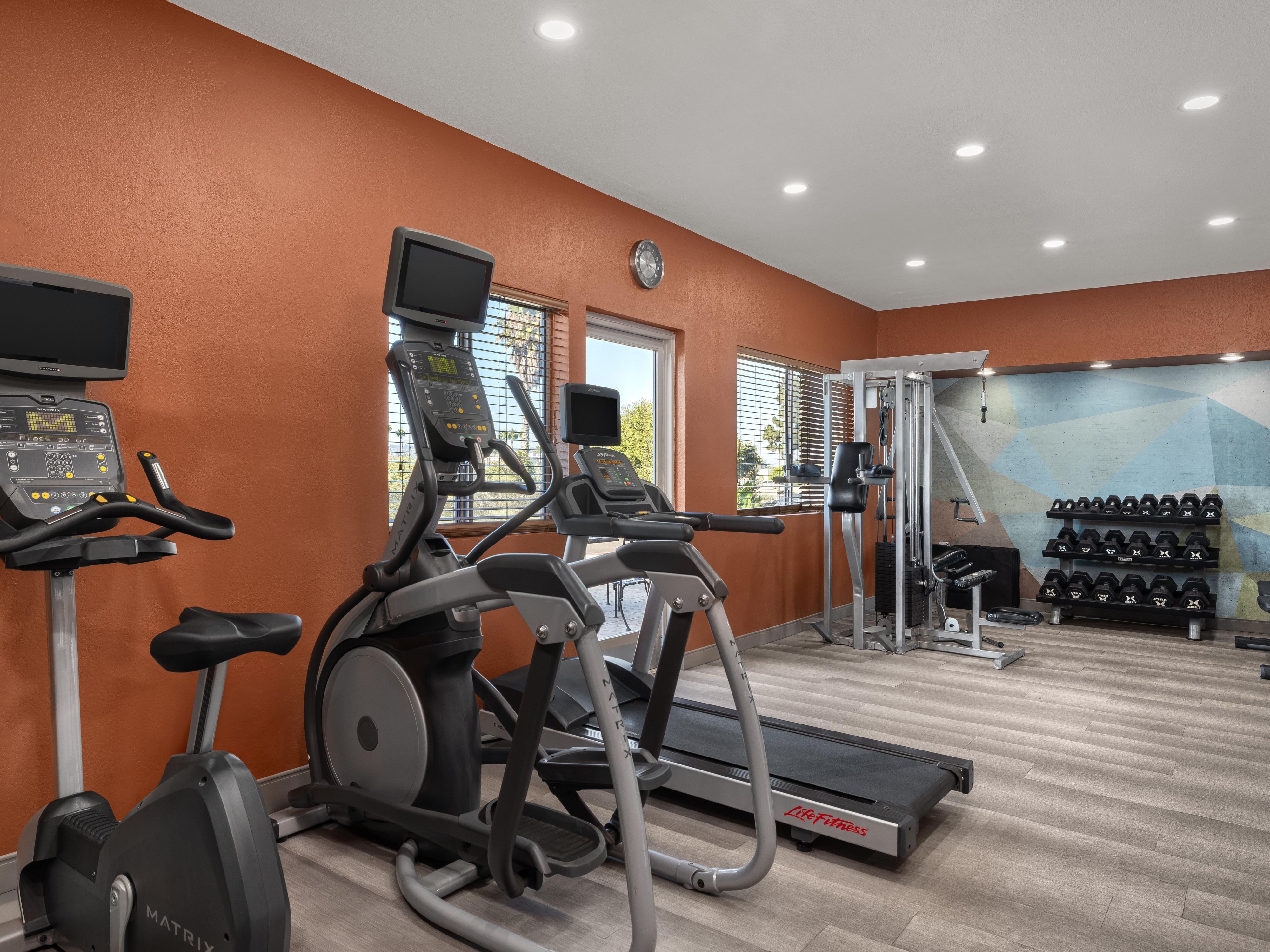 هل تتطلع إلى الحفاظ على لياقتك أثناء الإقامة معنا في فندق كاندلوود سويتس سان دييغو؟ مع مركز اللياقة البدنية المجهز بالكامل في الموقع ، سيكون ذلك في غاية السهولة! استمتع باستخدام أجهزة التمارين الرياضية عالية التقنية مثل الأجهزة البيضاوية ، وأجهزة صعود الدرج ، وجهاز المشي - وعندما تنتهي من هذه الأجهزة ، اشعر بالحرق مع الأوزان الحرة في مركزنا.