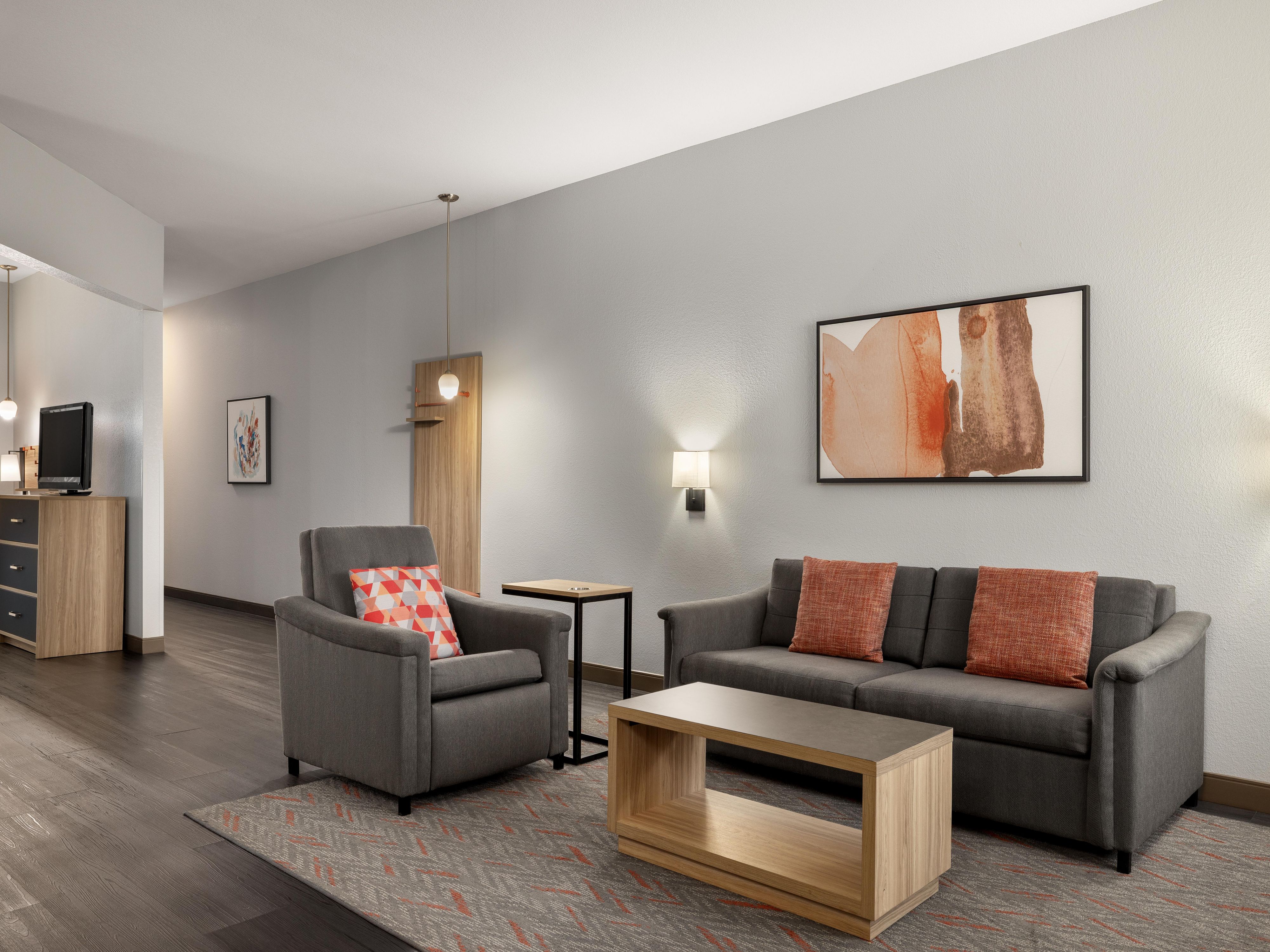 لا تتردد في حزم حقيبة إضافية مع عرضنا المريح للأجنحة المكونة من غرفتي نوم ، والتي تتميز بسرير فاخر مريح بحجم كينج وسرير ناعم مريح بحجم كوين. مع وجود سريرين ، تتوفر مساحة أكبر ، ويكتشف العديد من الضيوف المقيمين في كاندلوود سويتس سان دييغو أن أماكن الإقامة الأكبر حجمًا توفر مساحة أكبر للحقائب المعبأة بشكل إضافي.