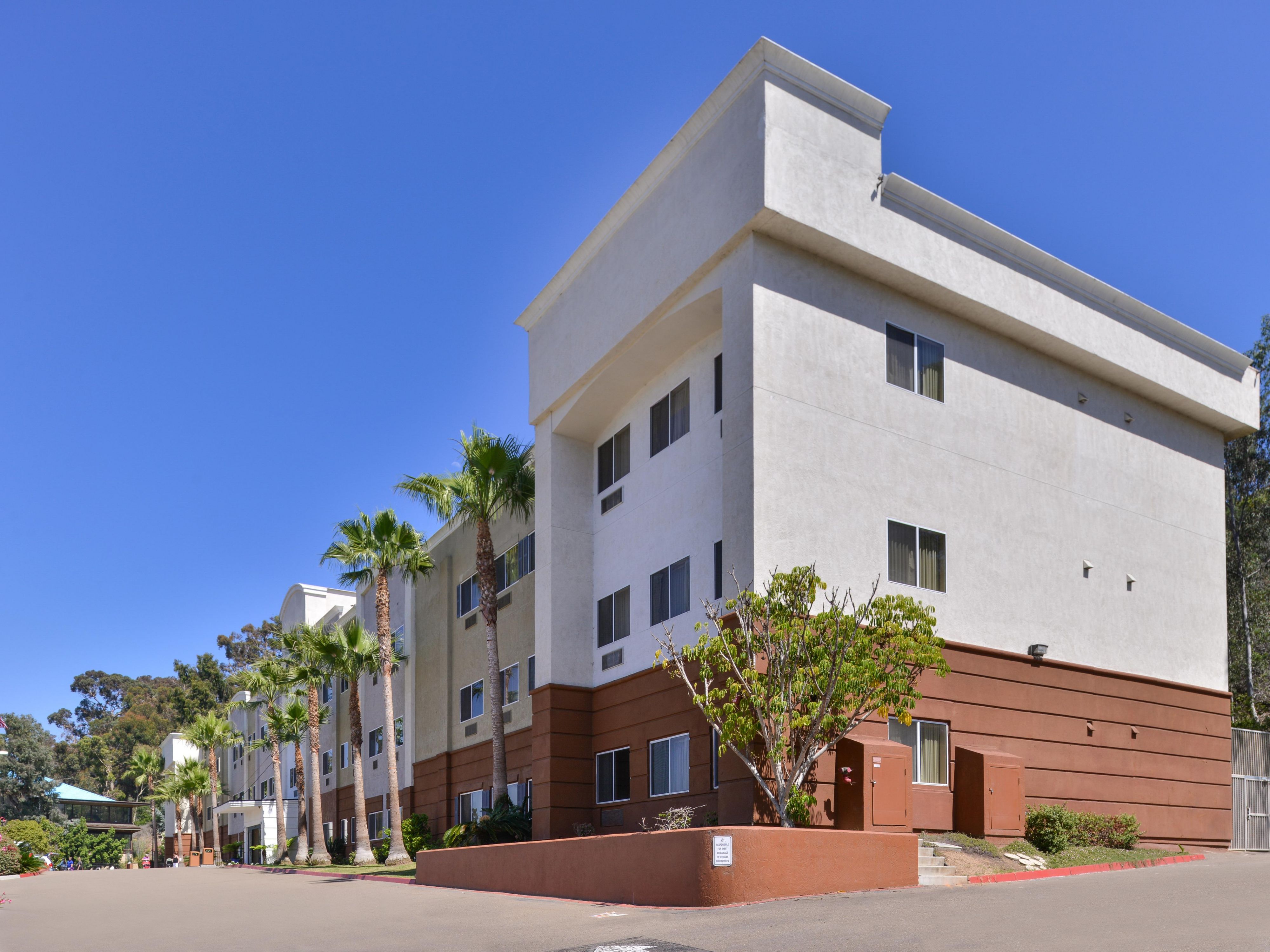 في فندقنا الذي يستقبل الحيوانات الأليفة في سان دييغو، نرحب بسعادة بالحيوانات الأليفة وخدمة الحيوانات. نحن نسمح باصطحاب الكلاب والقطط فقط. لراحتك ، نحن نوفر منطقة لتمشية الحيوانات الأليفة في الموقع وبالقرب من منتزه مورلي فيلد دوج ومتنزه نيت بوينت دوج في بالبوا بارك.