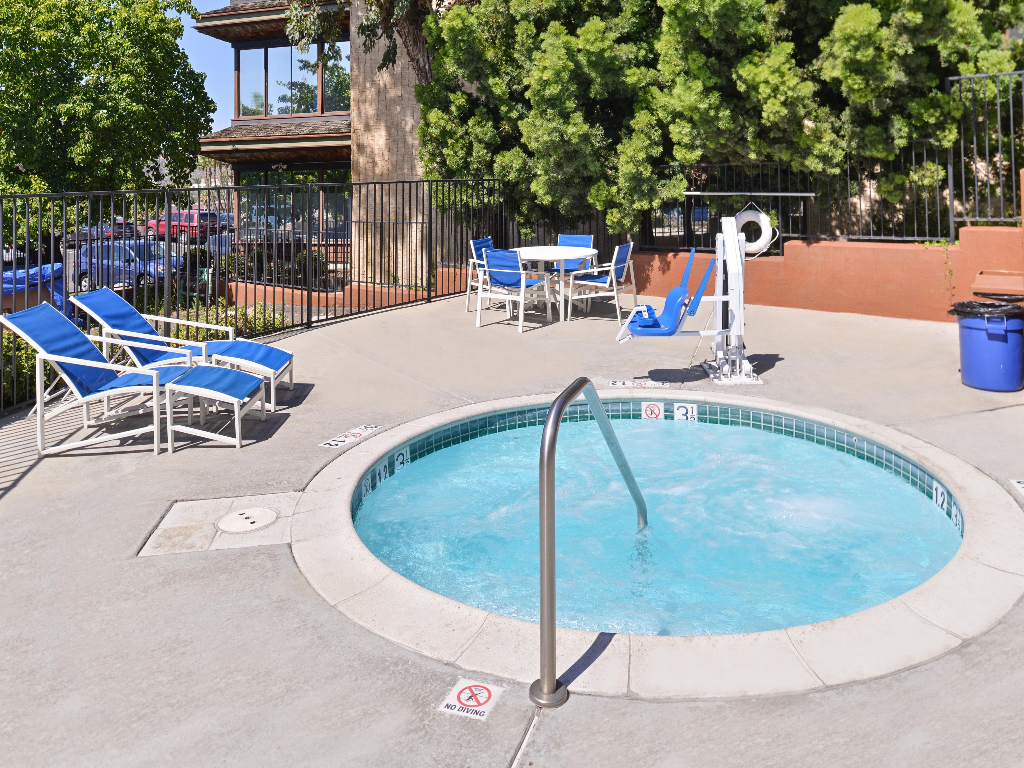 في فندق كاندلوود سويتس سان دييغو ، يمكنك ترك جميع هموم العالم تذوب في حوض الاستحمام الساخن في الهواء الطلق. لا ينبغي تفويت هذا التركيب المريح على الإطلاق عند حجز الغرفة معنا ، وهو مفتوح ومتاح لجميع الضيوف ، من الساعات الأولى من الصباح إلى وقت متأخر من المساء. لذا ، قم بالغطس وانطلق.