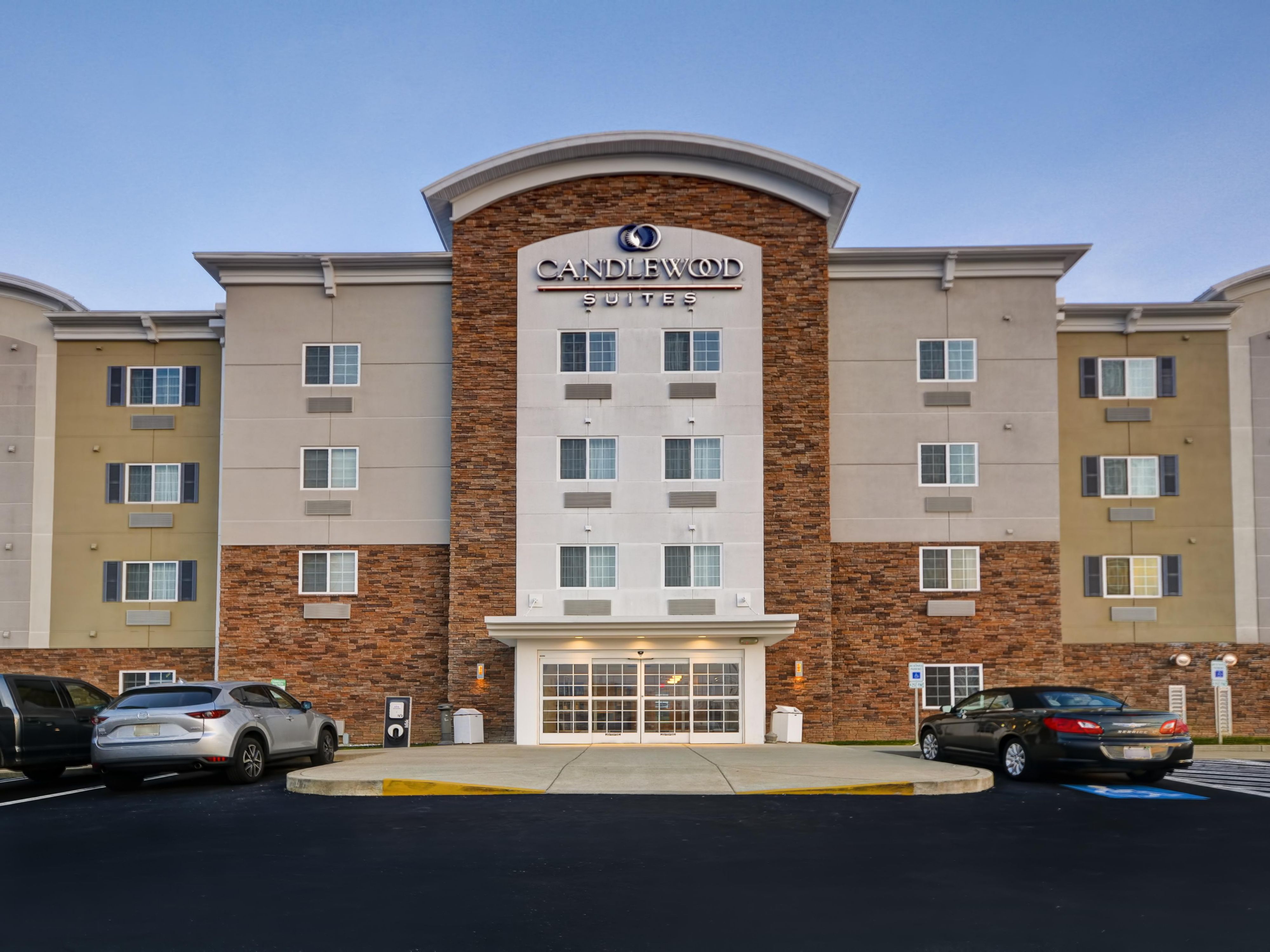 Anime a su equipo en la Copa Mundial de Clubes de la FIFA y relájese en Candlewood Suites Smyrna – Nashville. Disfrute de amplias suites, cocinas completas y fácil acceso a GEODIS Park, perfecto para estadías prolongadas o escapadas para el día de juego.