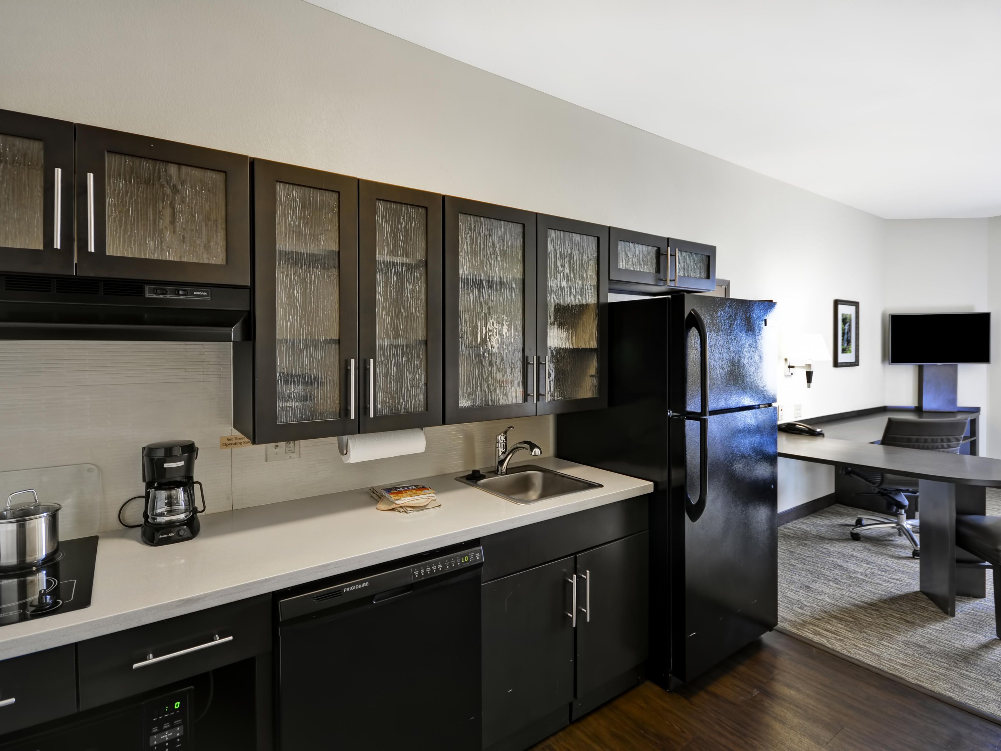 Cook and dine on your own time and in your own space. Enjoy our fully loaded kitchenettes in every suite, complete with a stovetop, coffee maker, full-size fridge, dishwasher, microwave, and all the kitchen essentials you need for a delicious home-cooked meal.