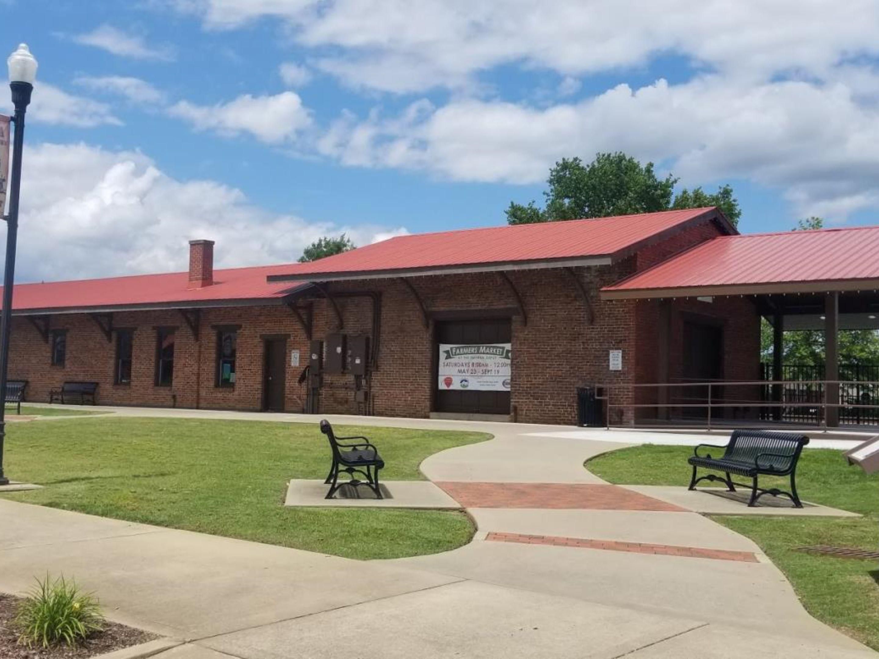 Our central location gives easy access to Smyrna's best attractions and beyond. Dive into history at the Stones River National Battlefield or enjoy the vibrant Broadway music scene. Fish at Percy Priest Lake or catch major sporting events at Nissan Stadium or Bridgestone Arena. Our prime location puts you in the heart of it all!