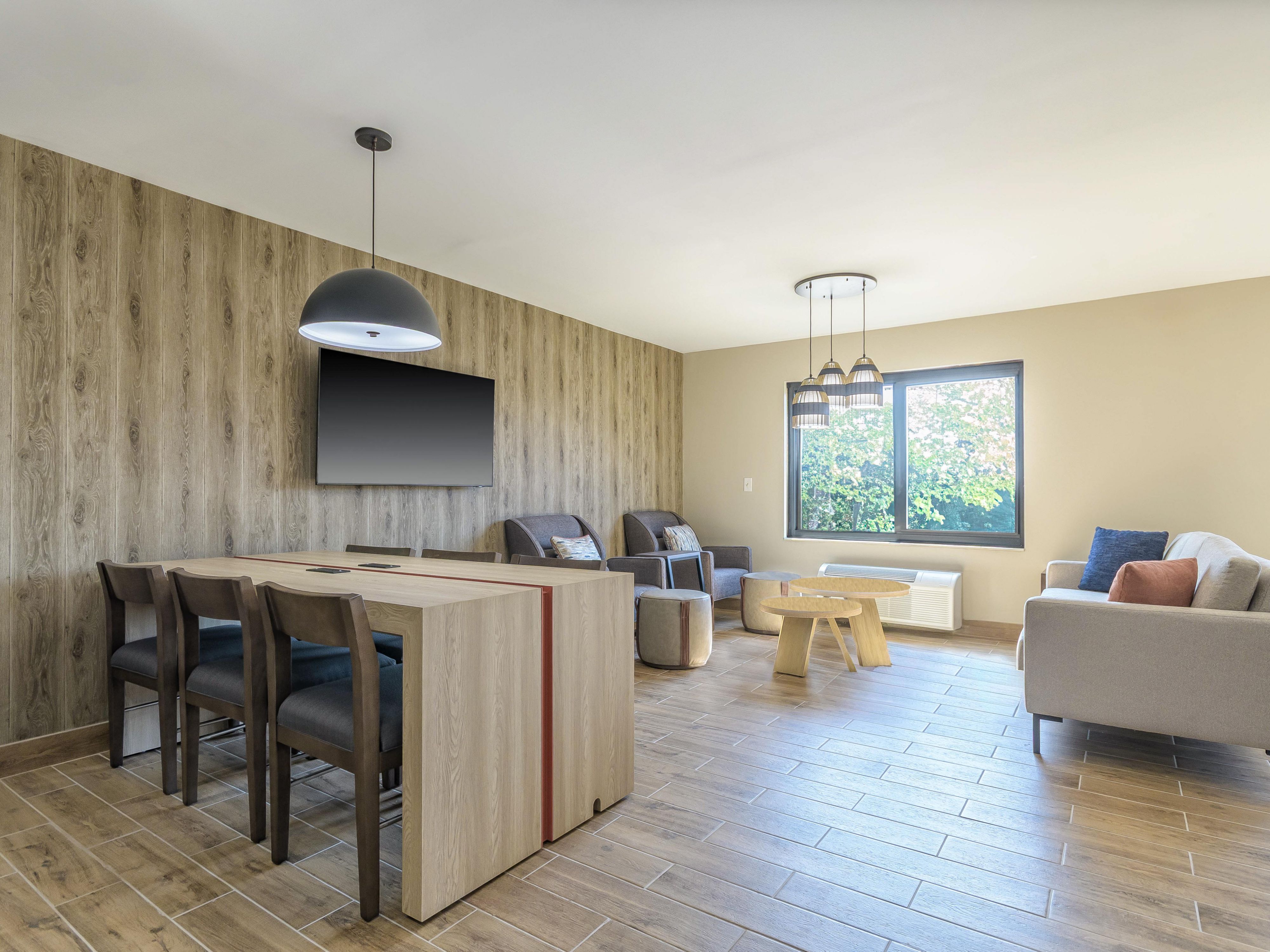 Experience new, modern touches at our recently renovated hotel in Southfield, MI. Enjoy a great night's rest in our refreshed rooms and enjoy our updated amenities throughout the hotel.