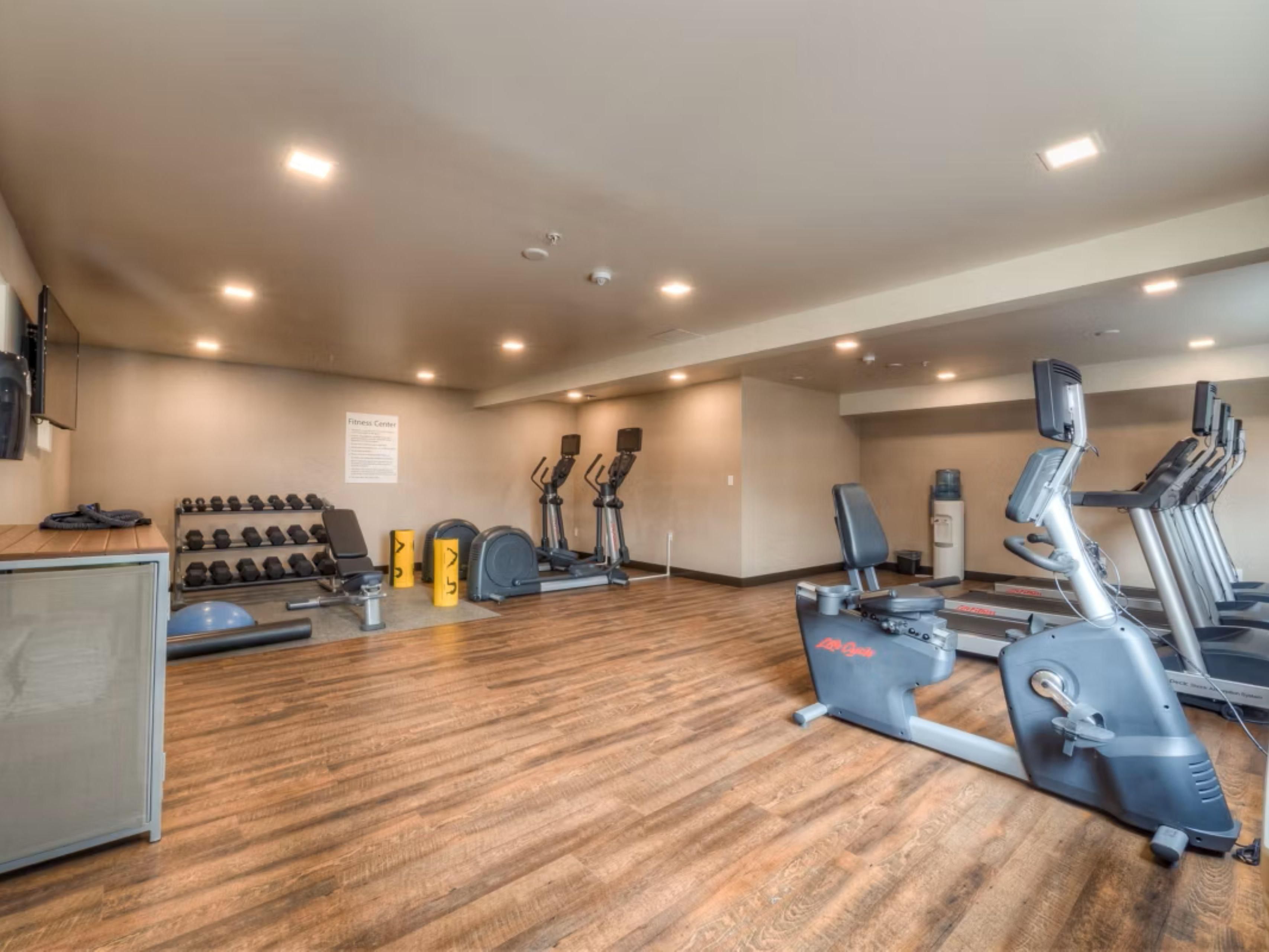 Continúe su régimen de ejercicios en nuestro gimnasio de 24horas.