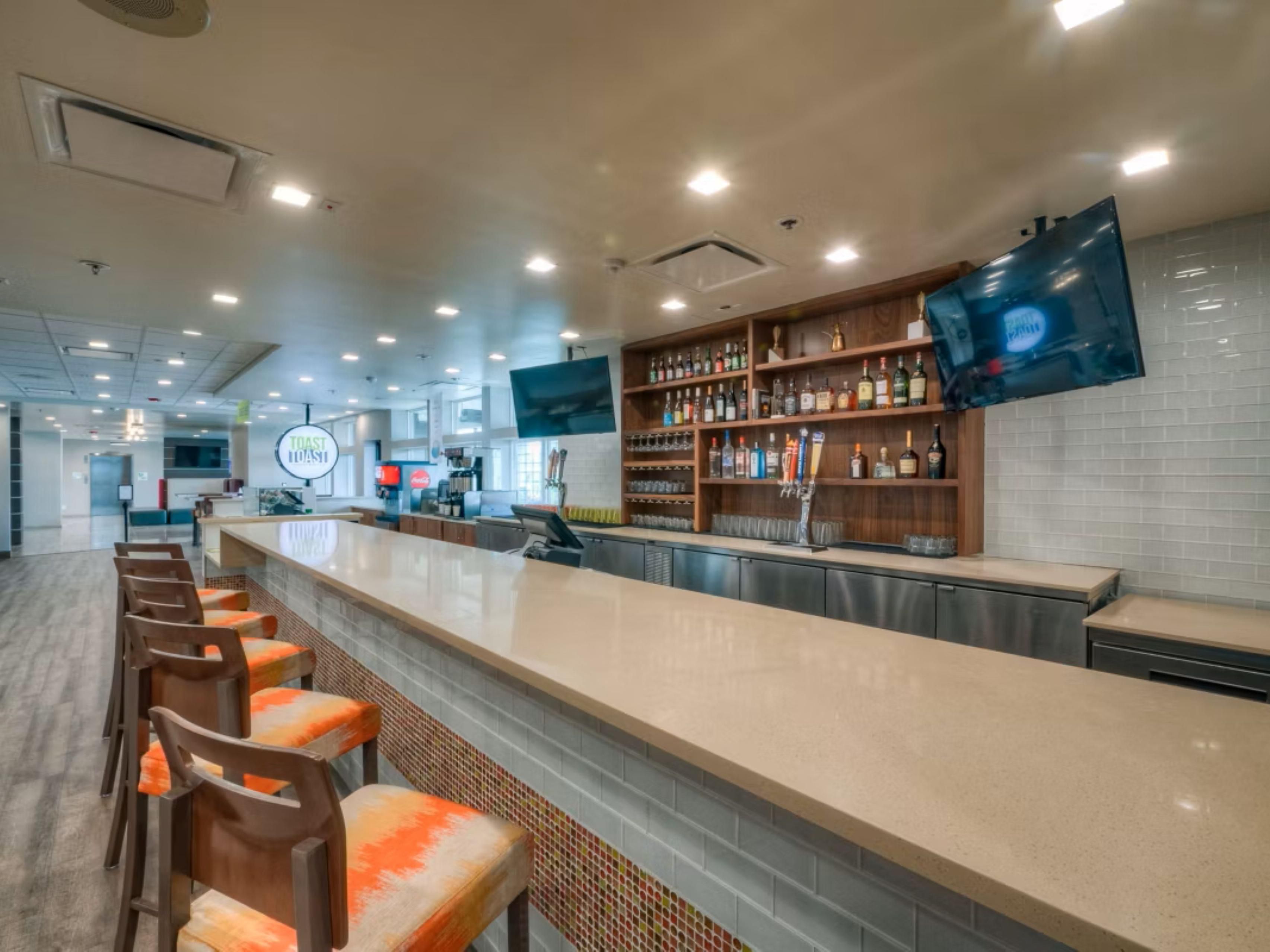 ¡Bienvenido a Secret Burger Kitchen Smash Burgers! Ubicado en el lobby del hotel, ofrece una emocionante experiencia de hamburguesa repleta de sabores deliciosos. Descubra nuestro mapa del tesoro de tentadoras hamburguesas, pollo, ensaladas, opciones a base de plantas y delicias dulces, todas elaboradas con los mejores ingredientes. Shhh... ¡todo es cuestión de la salsa secreta!