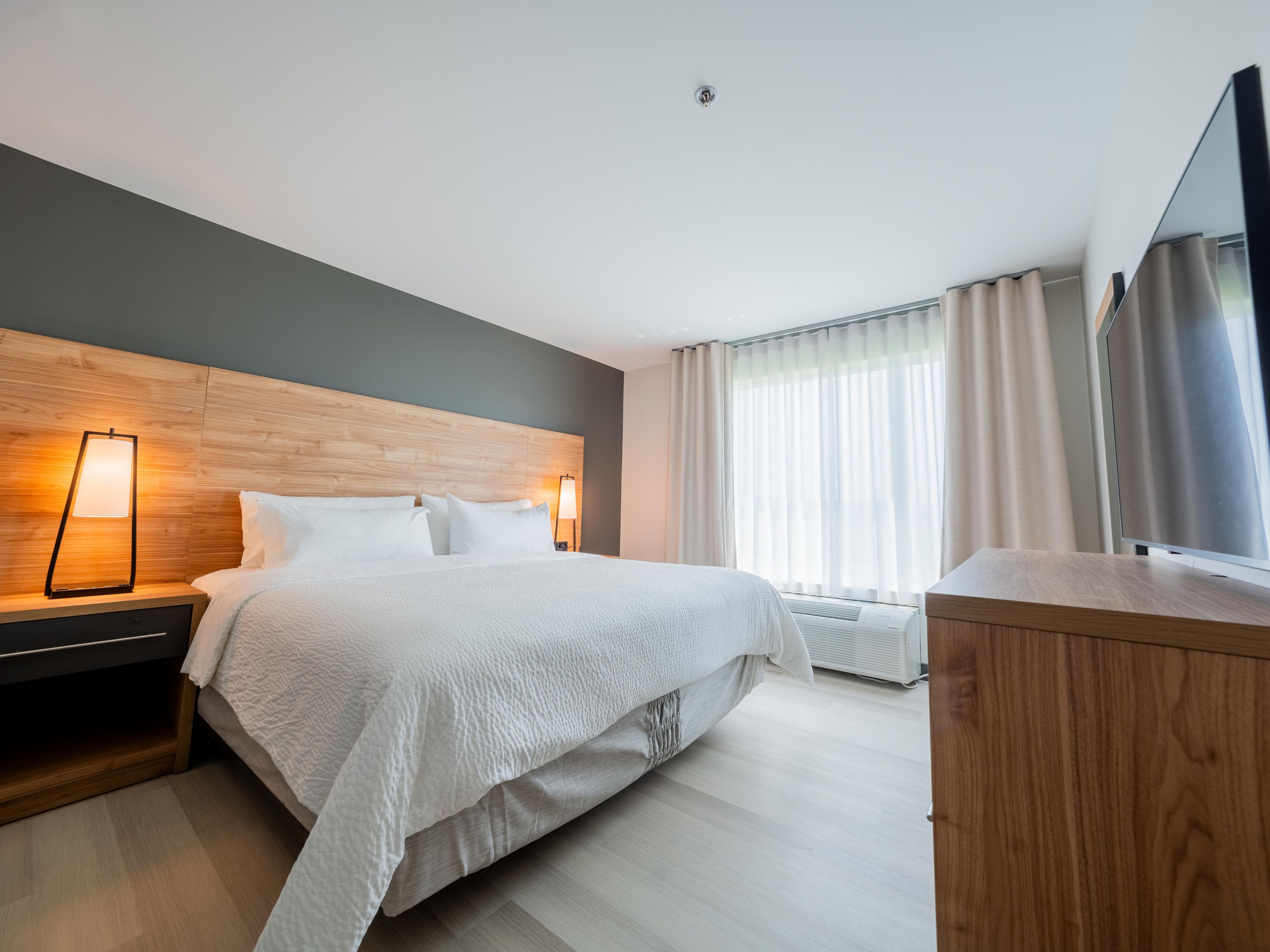 One-bedroom Suite Apartment 1 King bed with Kitchenette - Bedroom