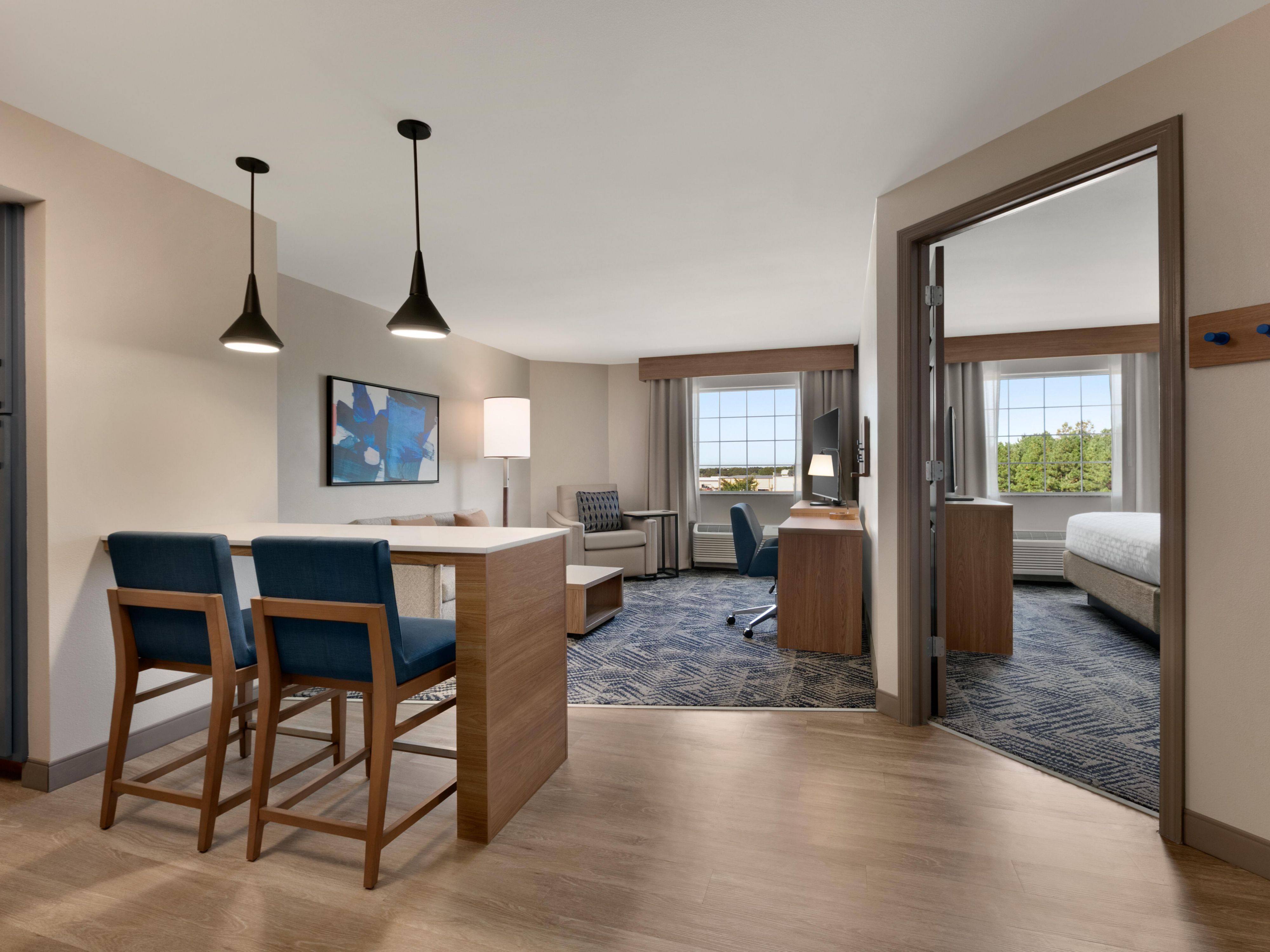 عندما تكون بعيدًا عن المنزل ، نعلم أن الأشياء الصغيرة تصنع الفارق الأكبر. تحتوي جميع أجنحة الضيف على مطابخ مجهزة بالكامل، مرافق غسيل ملابس مجاناً في الموقع، مركز لياقة بدنية، ومسبح داخلي، وسوق لمدة 24ساعة.