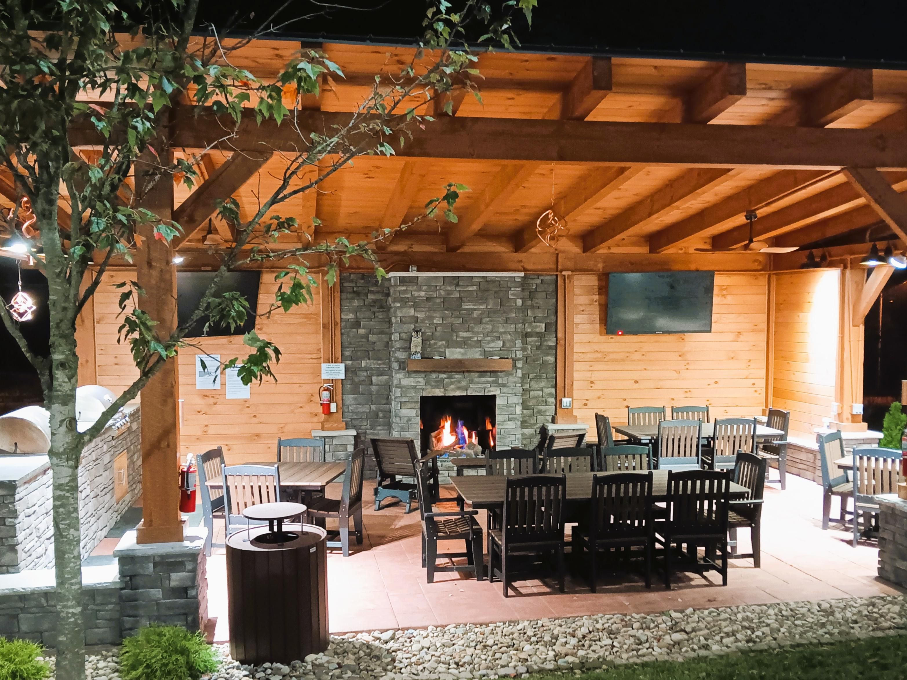 Rassemblez-vous autour de la cheminée pour du divertissement et vous détendre en plein air.