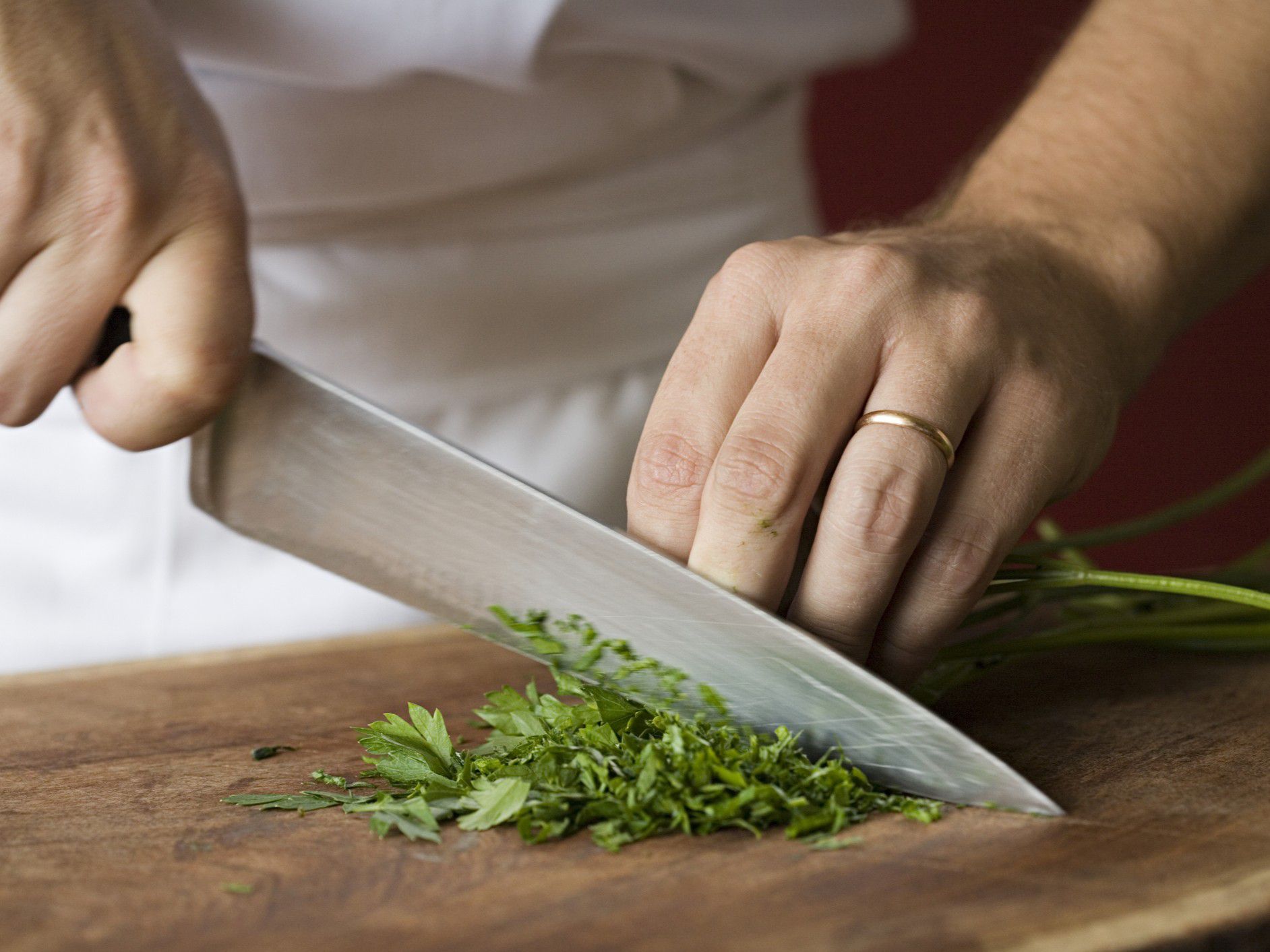 chef cortando especias