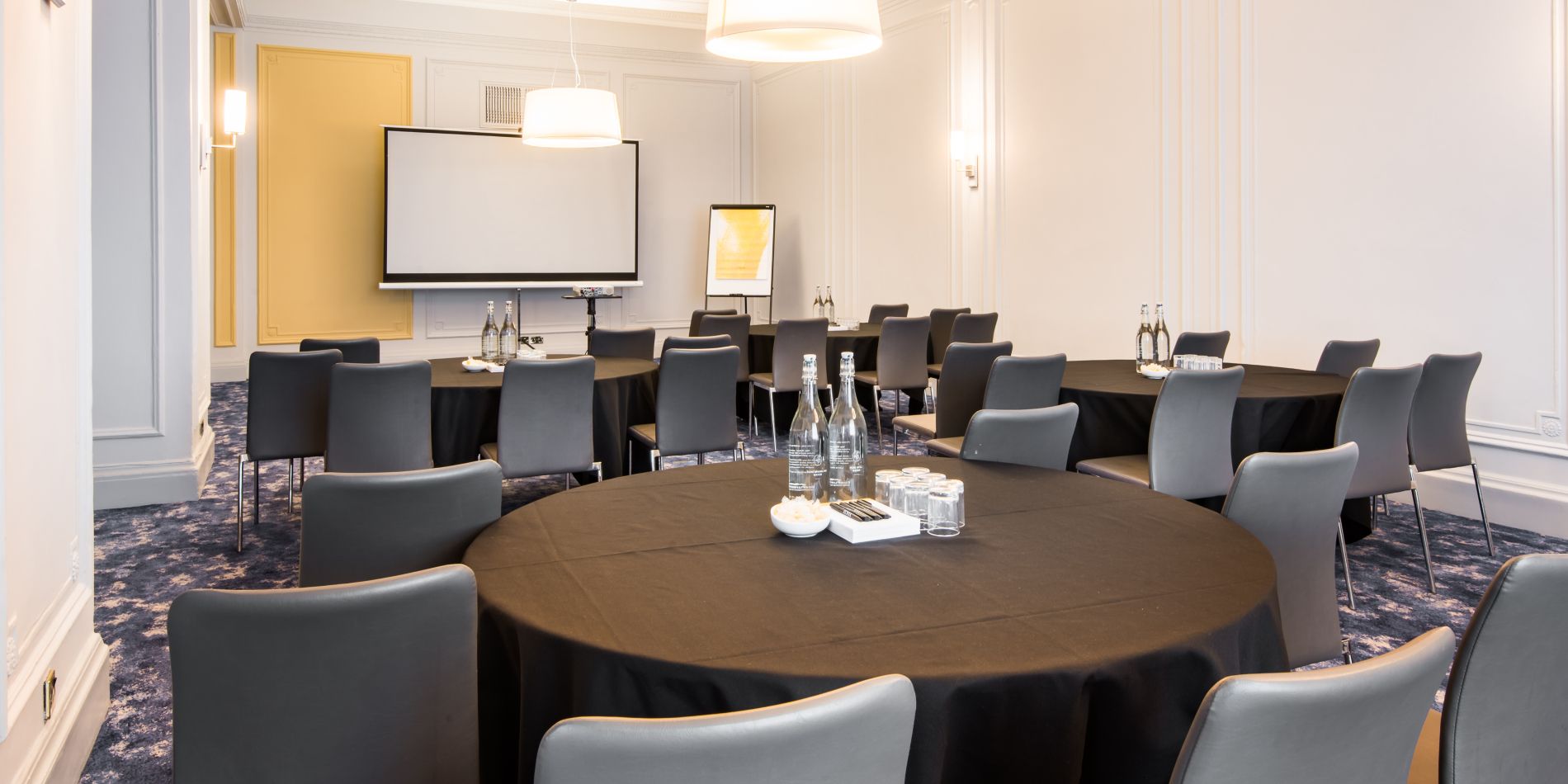 Medium size meeting room
