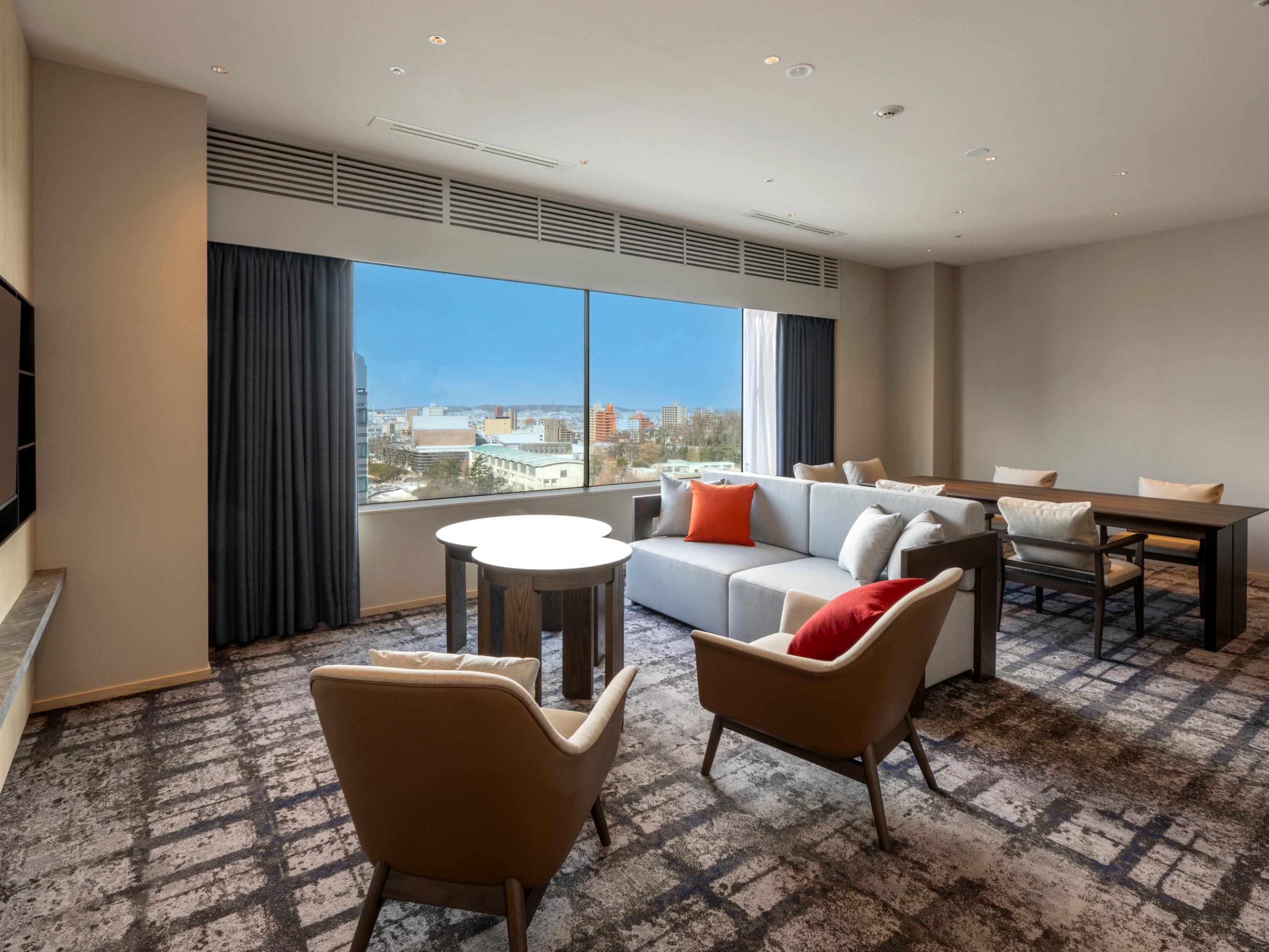 最上階12Fの客室は、秋田駅周辺を見渡せる眺望が魅力。 広々としたモダンなデザインの空間で、クラブラウンジへのアクセスが自由。 大きな窓が特徴のエグゼクティブツインと、82平米の広さを誇るロイヤルスイートがございます。 非日常感のある特別なホテルステイをご体験ください。