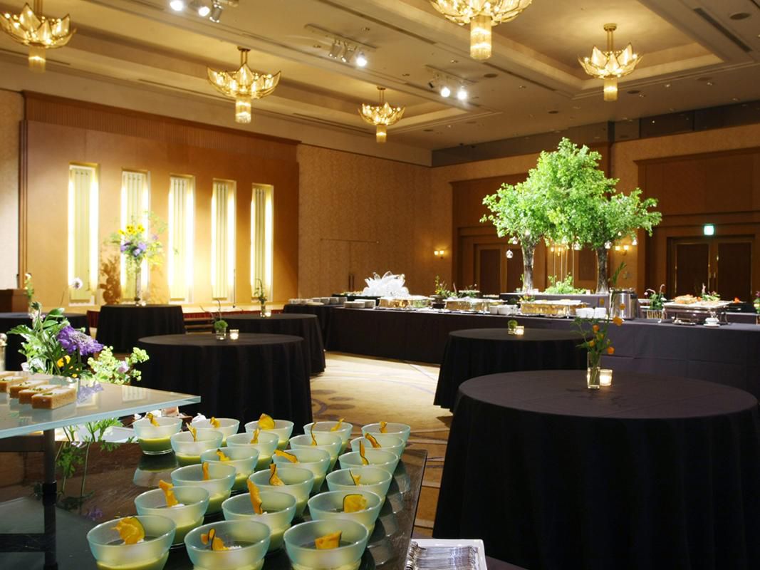 With easy access from the New Chitose Airport and JR Chitose Station, we provide the convenience to hold meetings and events. Total of 8 banquet and conference halls that can accommodate all-size events. The largest one “Chitose No Ma” can accommodate up to 1,000 people with large elevators attached which can lift cars for exhibition events.
