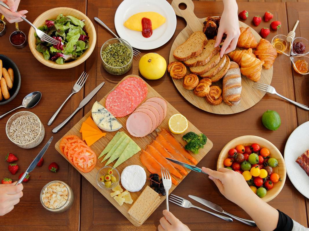 Want to start your day right? Eat at our Crowne Plaza brand breakfast. In addition to Western food and Japanese food corner, we offer as well various menus and our best sellers, freshly made Pizza and Omelet. We offer each and every one of our guests a dish using fresh ingredients produced here in Hokkaido!