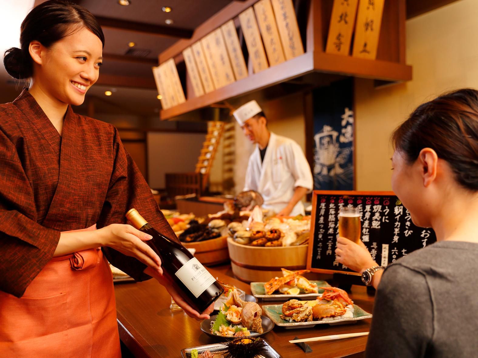蟹をはじめとした魚介類はもちろん、肉や野菜など北海道の新鮮な山海の幸を、臨場感たっぷりの炉端焼きスタイルでお召し上がりいただけます。新鮮な活の魚介類もおすすめ。料理に合うお飲み物も日本酒やワインなど豊富にご用意しております。