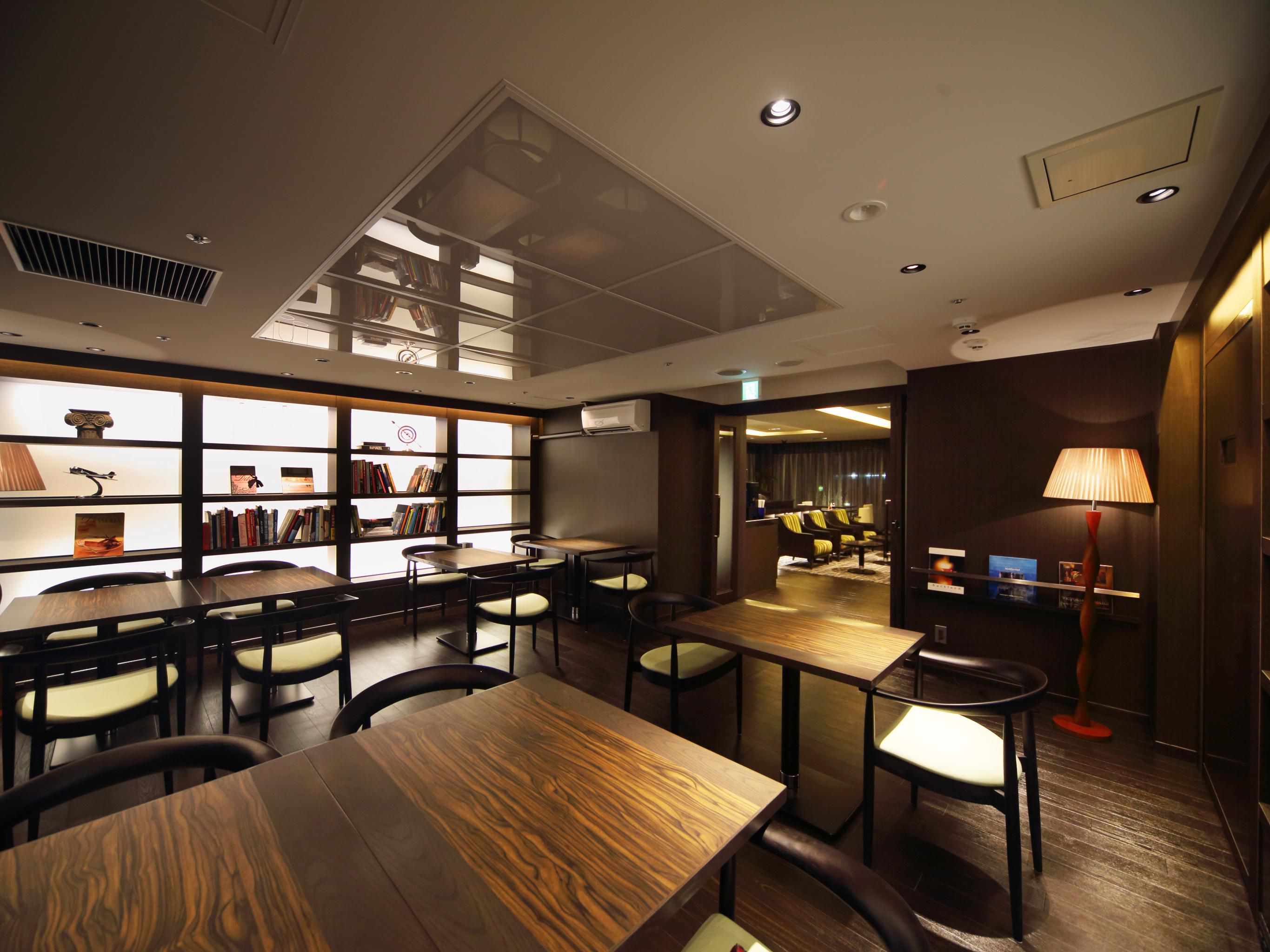 For guests who wish to make the most of their stay, booking a Club room or suite provides access to the hotel's renowned Club Lounge. On the mezzanine floor of the hotel, the stylish Club lounge is a welcome escape for modern travelers. You can enjoy complimentary breakfast, afternoon tea, and evening cocktails.