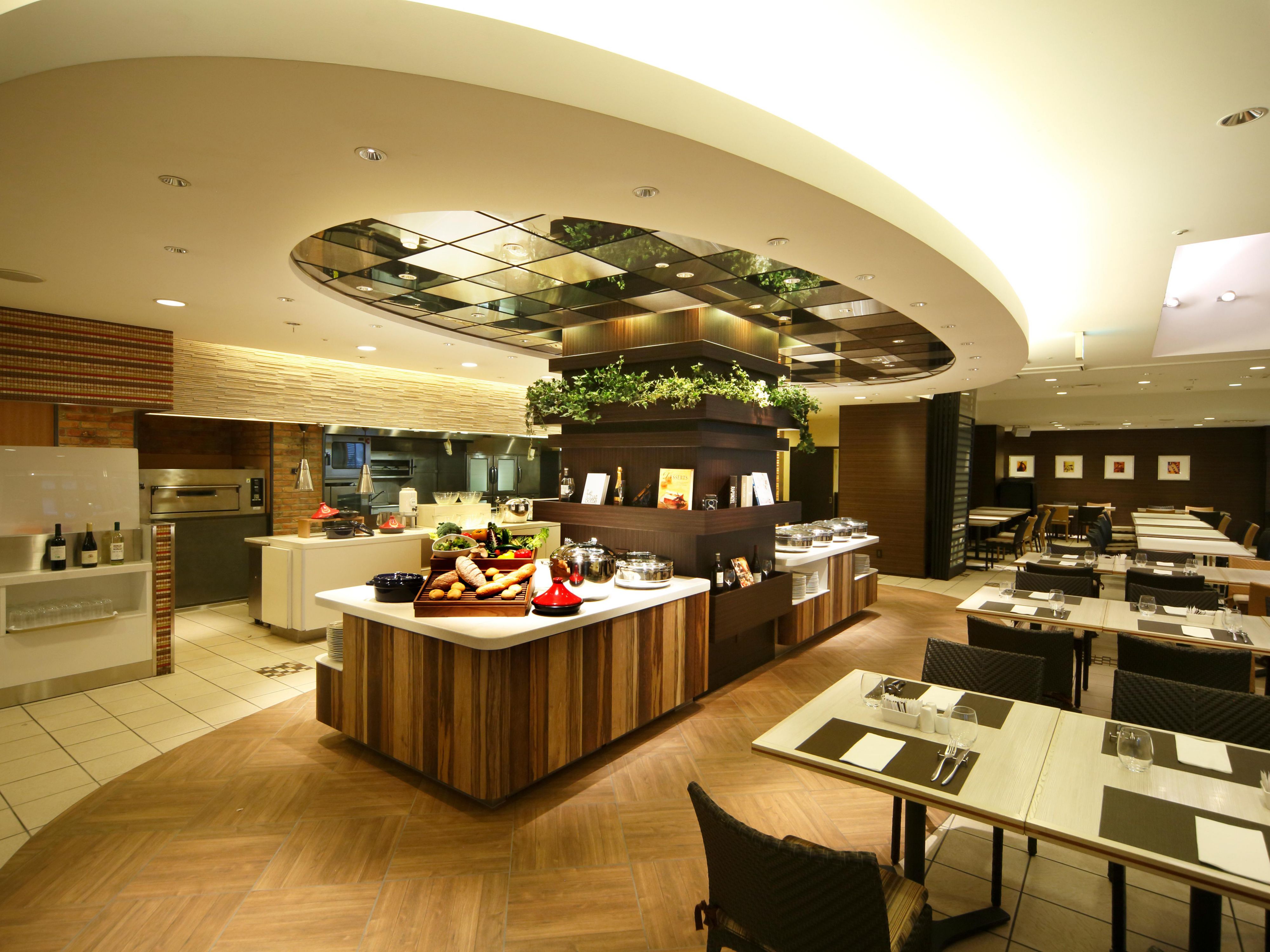 Crowne Café transforms with the seasons and time of day. With a lively open kitchen and a spacious dining area, up to 30 dishes are always ready to be enjoyed for lunch or dinner. The menu is varied but always features a combination of local favorites from the Kyūshū region as well as inspiration from further afield.