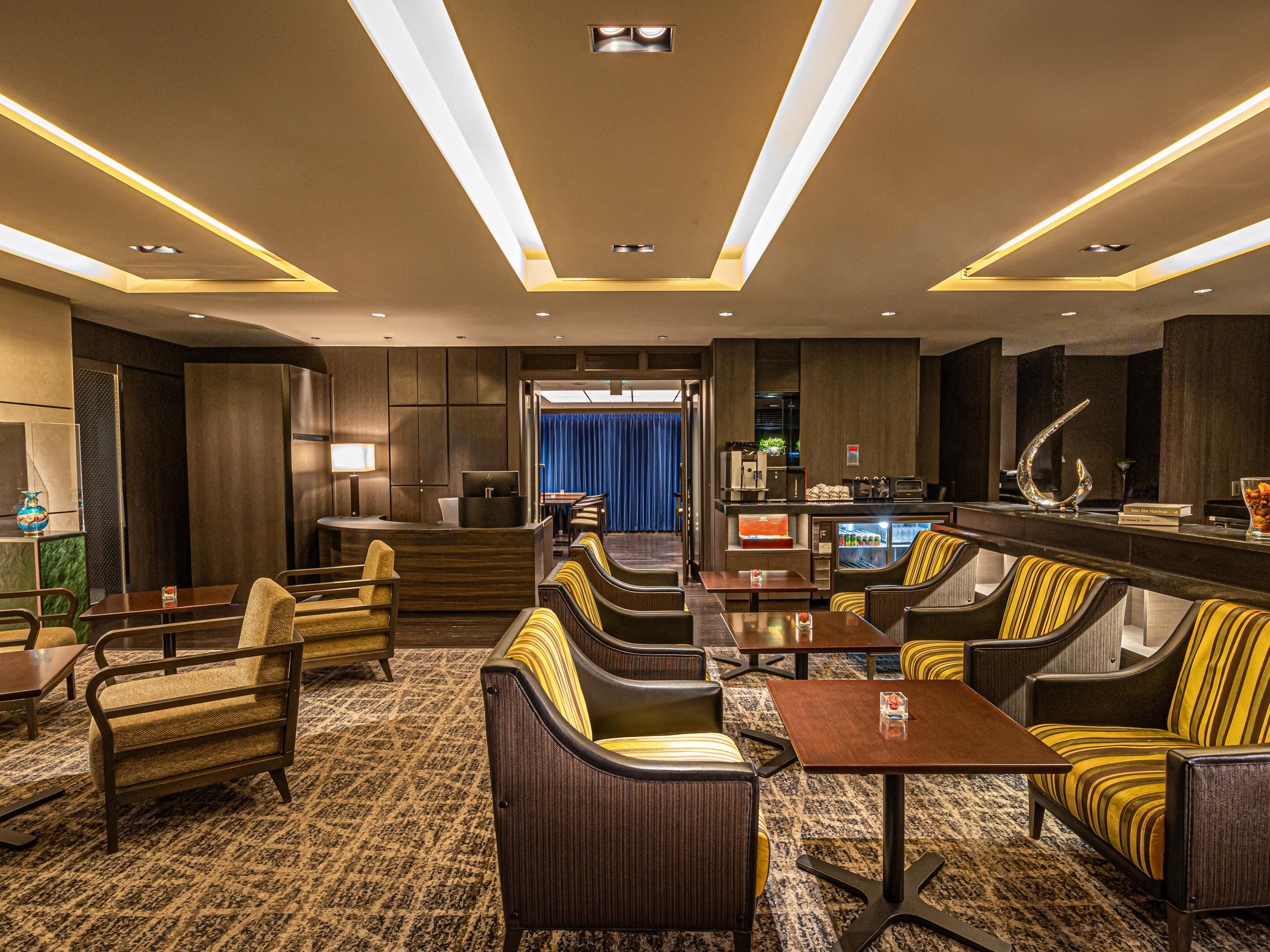 Exclusive to Club Room guests, our spacious lounge offers luxury and tranquillity. Enjoy light refreshments at breakfast, afternoon tea, or cocktail hour. Relax while taking in Fukuoka's cityscape, and enjoy privacy for reading or small meetings, a world away from everyday life.