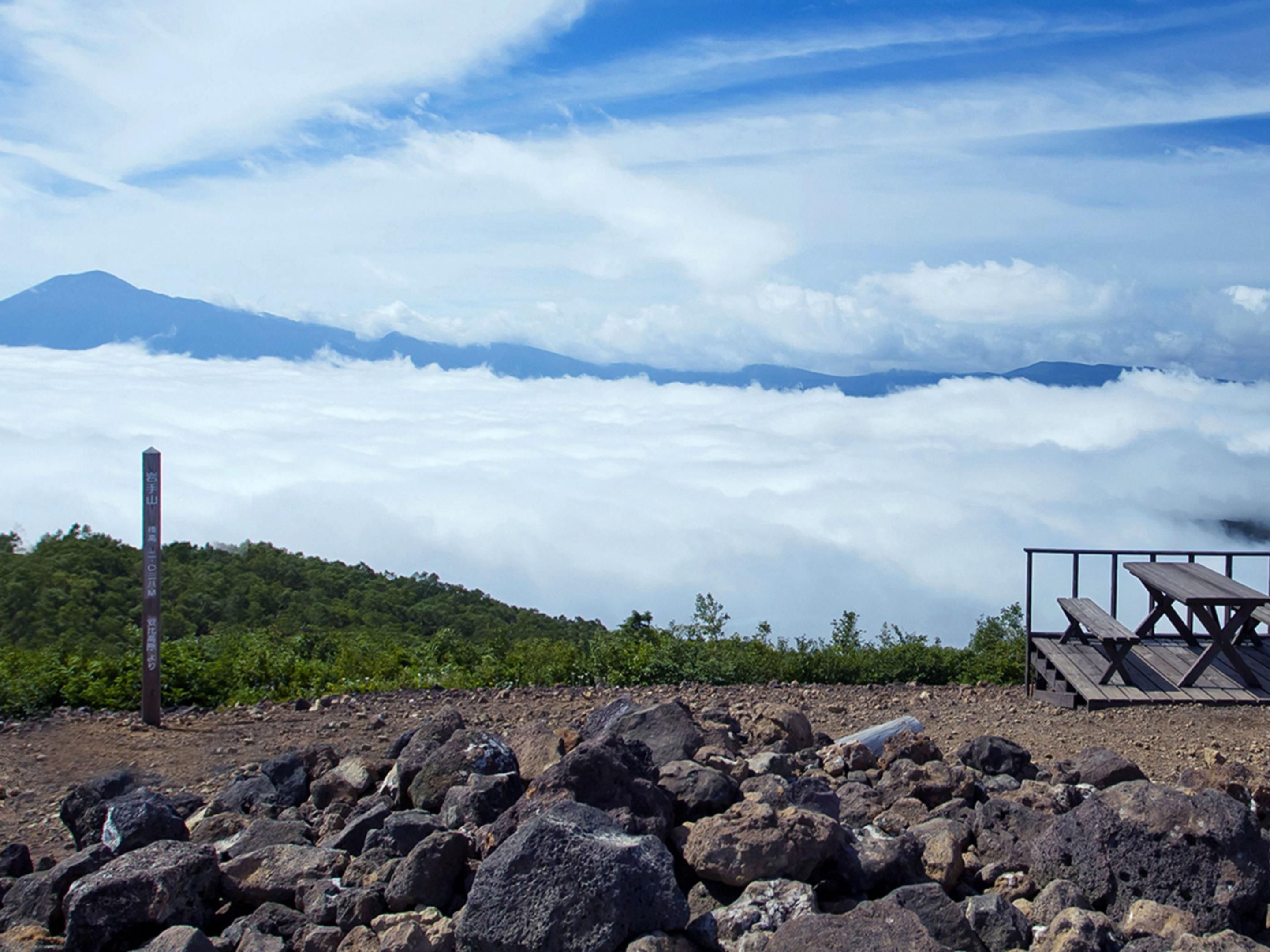 Enjoy a scenic 15-minute gondola ride to Mt. Maemori’s 1,304m summit. From fresh spring greens to fiery autumn foliage, the sky-high deck and swing offer a rotating panorama. You may even catch a sea of clouds drifting in.
Please check the official website.