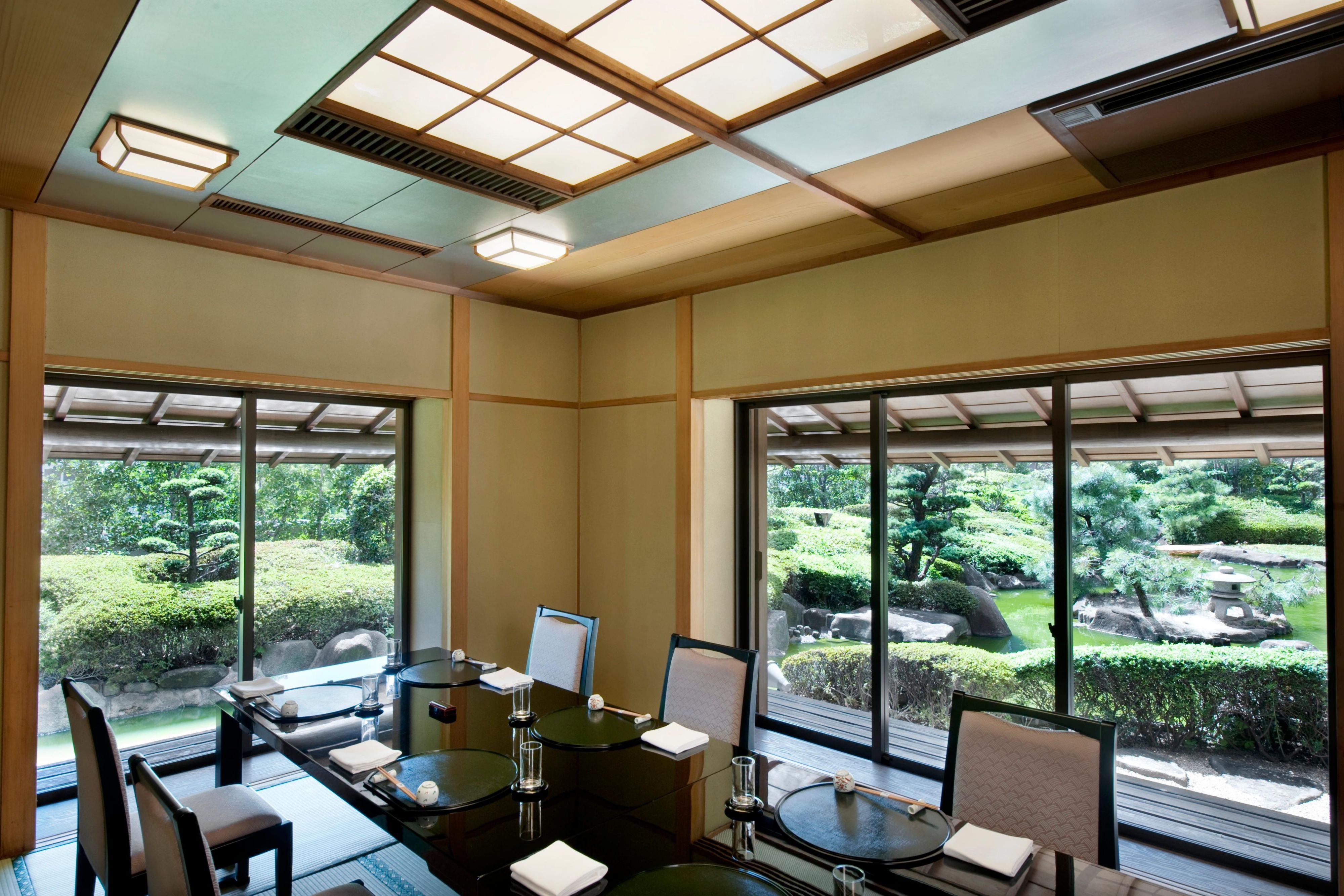 日本料理「雲海」からは日本庭園を眺めながら瀬戸内の海の幸をお楽しみいただけます。