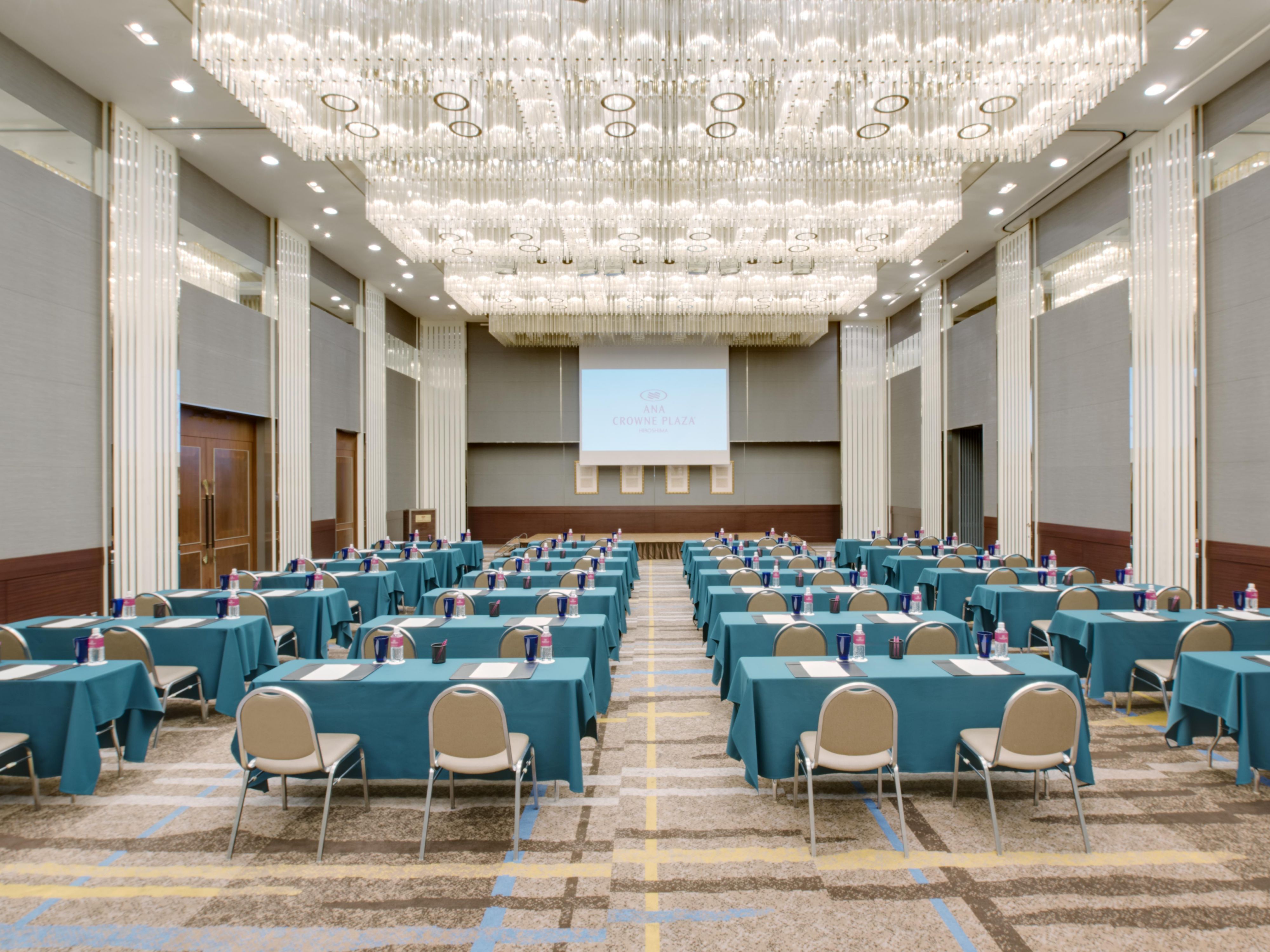 14 banquet rooms for parties and conferences, such as "Orchid" for more than 1,000 guests, and "Sakura", "Maple", and "Amaryllis" for 25 to 30 guests. An event specialist Crowne Event Director and the team will satisfy your purpose in detail according to the Crowne Plaza unique standard consistently from the beginning with the assigned staff.