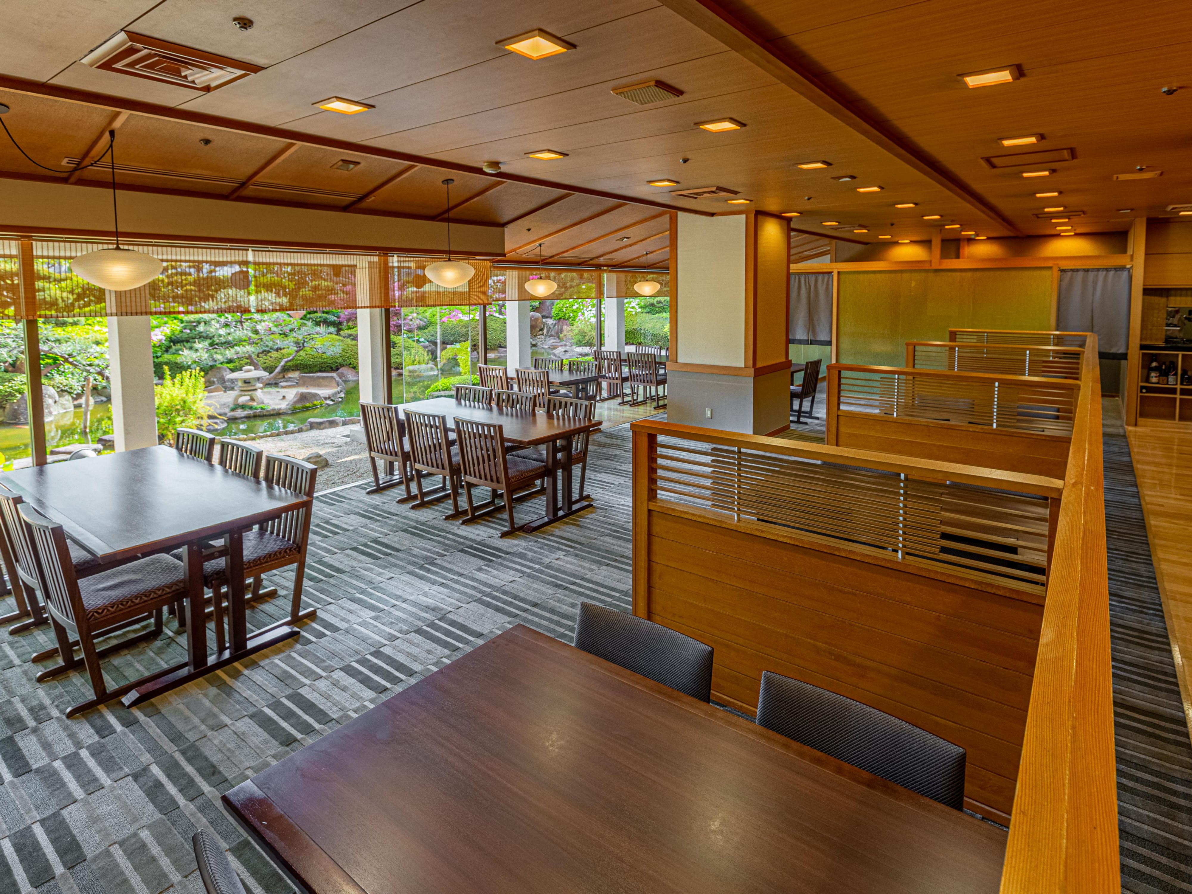 旬の食材を活かした多彩な料理をお楽しみいただけます。地元産の新鮮な野菜や魚介を取り入れ、和洋折衷の豊富なメニューを揃えております。ディナーでは、広島ならではの季節の味覚を贅沢に取り入れたコース料理やアラカルトを提供し、カジュアルから特別な日までのお食事を幅広く提供いたします。落ち着いたモダンな空間で、窓越しに差し込む自然光を感じながら食事を楽しめるため、ビジネスや観光での滞在でもリラックスできる時間をお過ごしいただけます。特別なひとときを彩る時間と空間を雲海でご堪能ください。