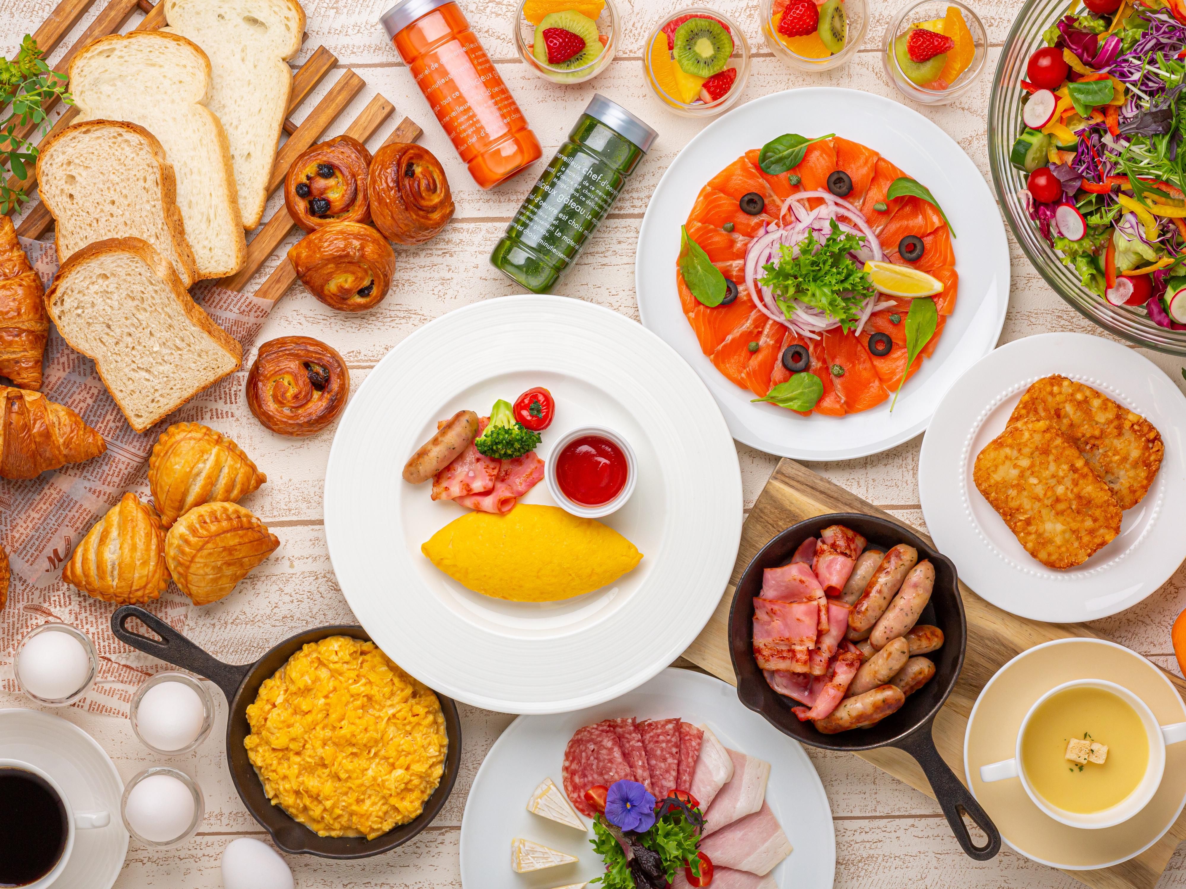 ANAクラウンプラザホテル広島の朝食は、旅の始まりを華やかに彩る特別なひととき。 朝6時からオープンしており、早朝の出発や観光前にもゆったりとご利用いただけます。 ライブ感あふれるショーキッチンでは、香ばしく焼き上げるモーニングステーキをご用意。 シェフが目の前で仕上げる一皿は、朝から贅沢なエネルギーをチャージできます。 また、地元の味覚を満喫できる「広島コーナー」も充実。 広島レモン鍋やお好み焼き、大根と豚肉の広島菜煮込み炒め、がんす入りだし巻きなど、郷土の味わいを存分に楽しめます。 地元グルメとホテルクオリティの朝食が織りなす、贅沢な朝の時間をお楽しみください。